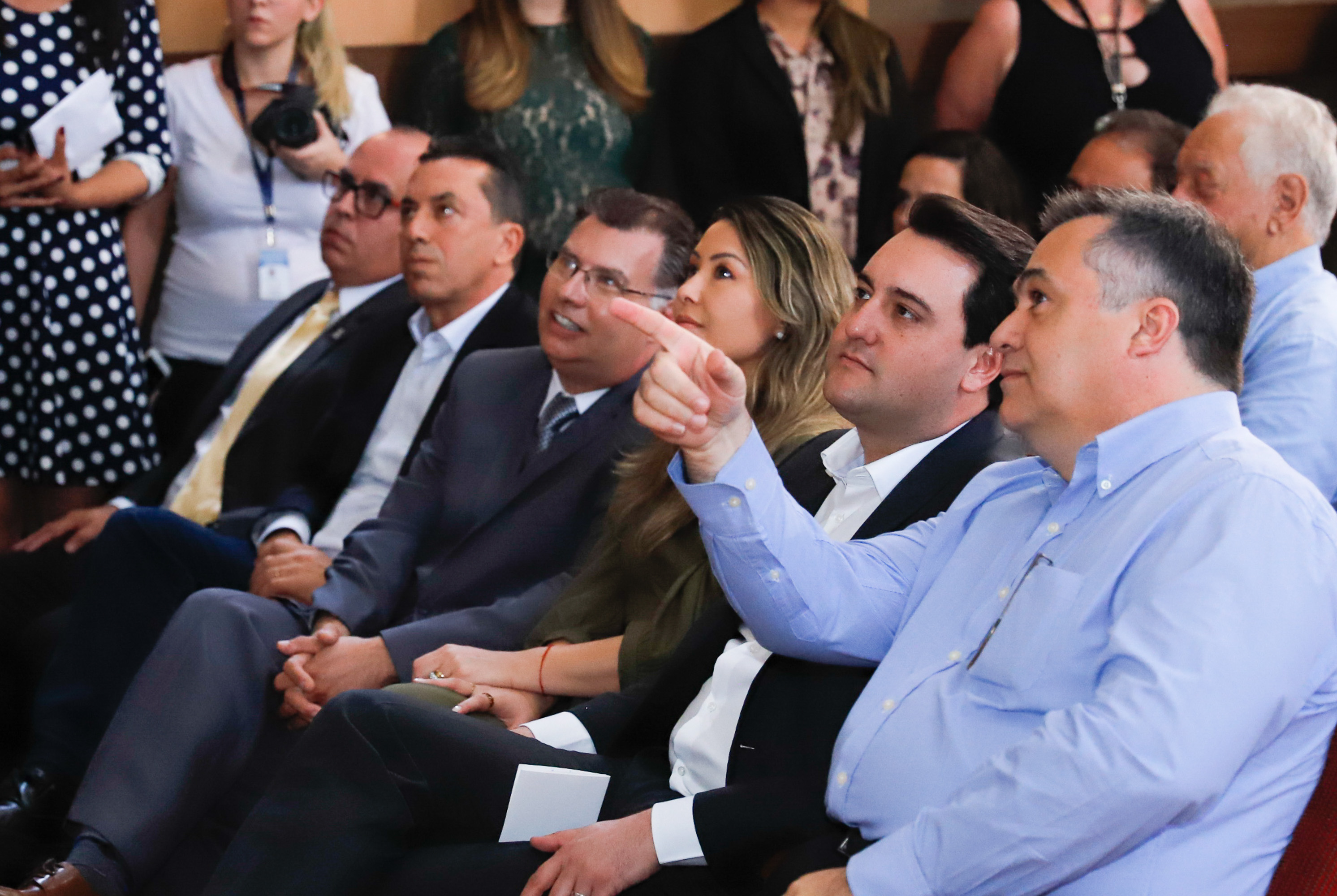 Maior complexo hospitalar público do Paraná, o Hospital do Trabalhador, em Curitiba, vai ganhar um novo ambulatório de especialidades médicas, ampliando a capacidade de 8 mil para 25 mil consultas por mês. O governador Carlos Massa Ratinho Júnior assinou nesta segunda-feira (04) a licitação para as obras do Ambulatório Médico de Especialidades da Kennedy. Serão investidos R$ 8,8 milhões pelo Governo do Estado para a aumentar a oferta de serviços.
