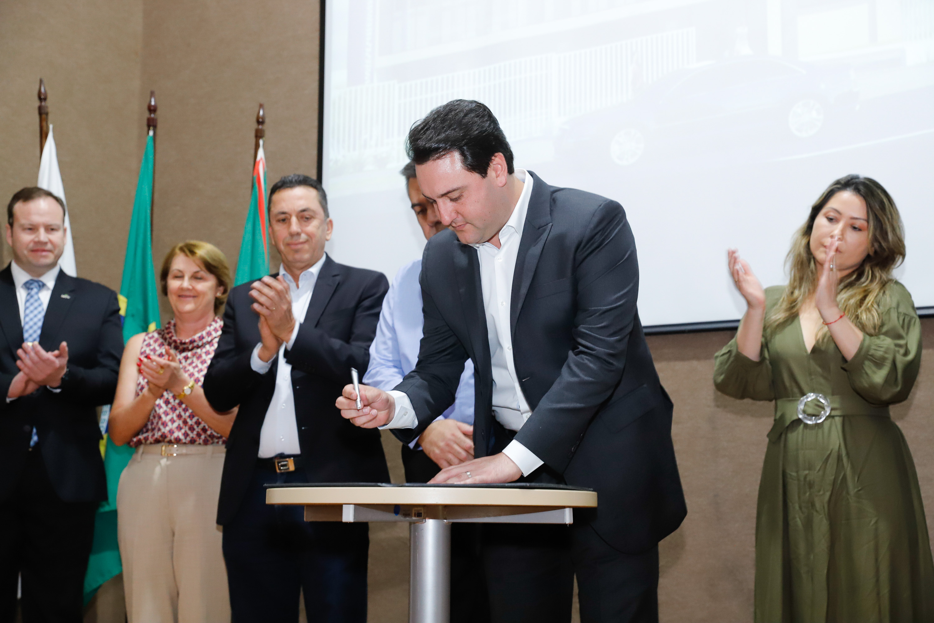 Maior complexo hospitalar público do Paraná, o Hospital do Trabalhador, em Curitiba, vai ganhar um novo ambulatório de especialidades médicas, ampliando a capacidade de 8 mil para 25 mil consultas por mês. O governador Carlos Massa Ratinho Júnior assinou nesta segunda-feira (04) a licitação para as obras do Ambulatório Médico de Especialidades da Kennedy. Serão investidos R$ 8,8 milhões pelo Governo do Estado para a aumentar a oferta de serviços.
