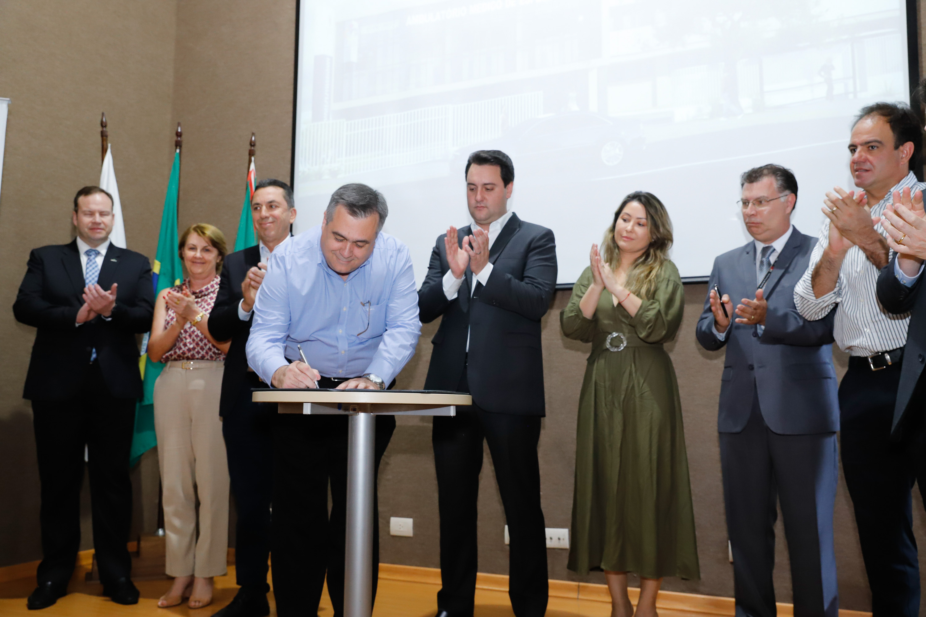 Maior complexo hospitalar público do Paraná, o Hospital do Trabalhador, em Curitiba, vai ganhar um novo ambulatório de especialidades médicas, ampliando a capacidade de 8 mil para 25 mil consultas por mês. O governador Carlos Massa Ratinho Júnior assinou nesta segunda-feira (04) a licitação para as obras do Ambulatório Médico de Especialidades da Kennedy. Serão investidos R$ 8,8 milhões pelo Governo do Estado para a aumentar a oferta de serviços.