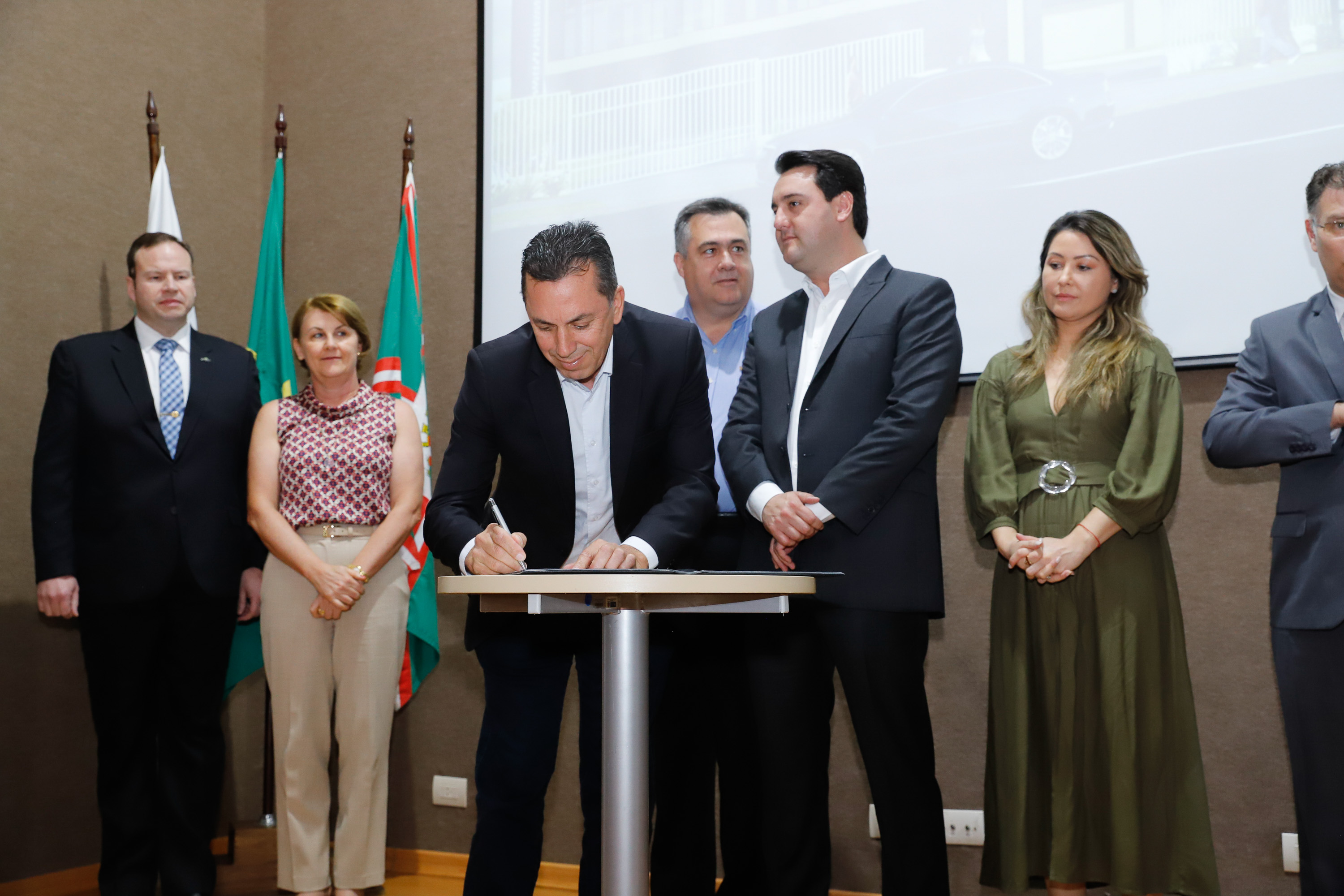 Maior complexo hospitalar público do Paraná, o Hospital do Trabalhador, em Curitiba, vai ganhar um novo ambulatório de especialidades médicas, ampliando a capacidade de 8 mil para 25 mil consultas por mês. O governador Carlos Massa Ratinho Júnior assinou nesta segunda-feira (04) a licitação para as obras do Ambulatório Médico de Especialidades da Kennedy. Serão investidos R$ 8,8 milhões pelo Governo do Estado para a aumentar a oferta de serviços.