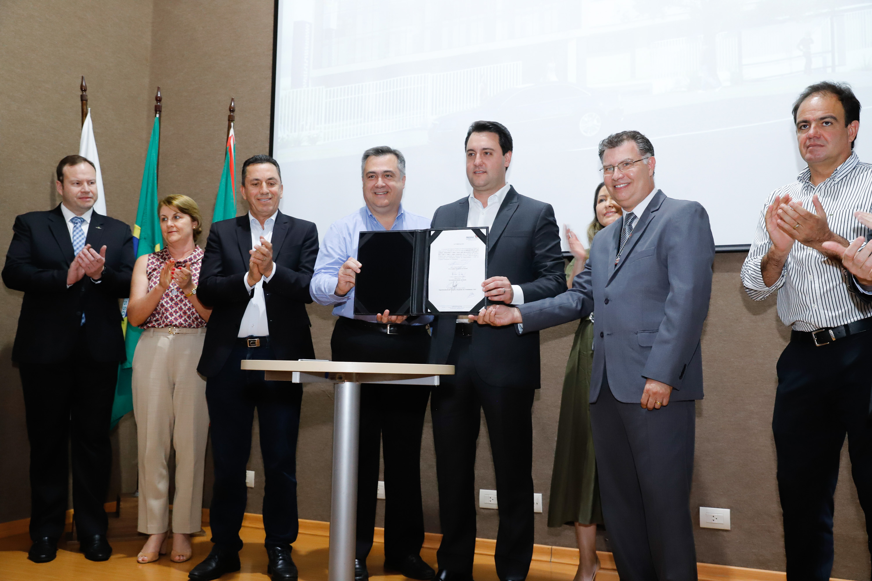 Maior complexo hospitalar público do Paraná, o Hospital do Trabalhador, em Curitiba, vai ganhar um novo ambulatório de especialidades médicas, ampliando a capacidade de 8 mil para 25 mil consultas por mês. O governador Carlos Massa Ratinho Júnior assinou nesta segunda-feira (04) a licitação para as obras do Ambulatório Médico de Especialidades da Kennedy. Serão investidos R$ 8,8 milhões pelo Governo do Estado para a aumentar a oferta de serviços.
