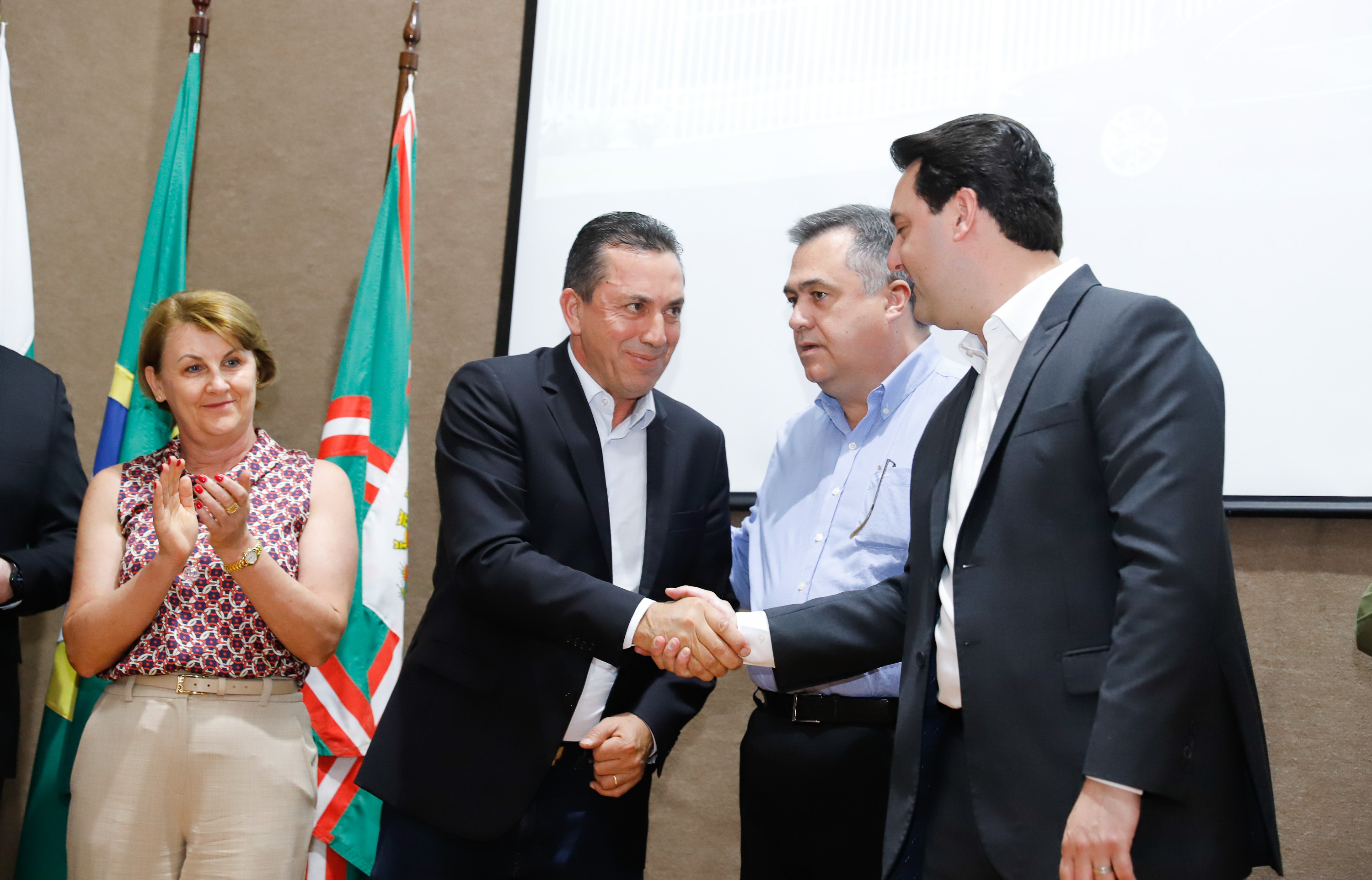 Maior complexo hospitalar público do Paraná, o Hospital do Trabalhador, em Curitiba, vai ganhar um novo ambulatório de especialidades médicas, ampliando a capacidade de 8 mil para 25 mil consultas por mês. O governador Carlos Massa Ratinho Júnior assinou nesta segunda-feira (04) a licitação para as obras do Ambulatório Médico de Especialidades da Kennedy. Serão investidos R$ 8,8 milhões pelo Governo do Estado para a aumentar a oferta de serviços.