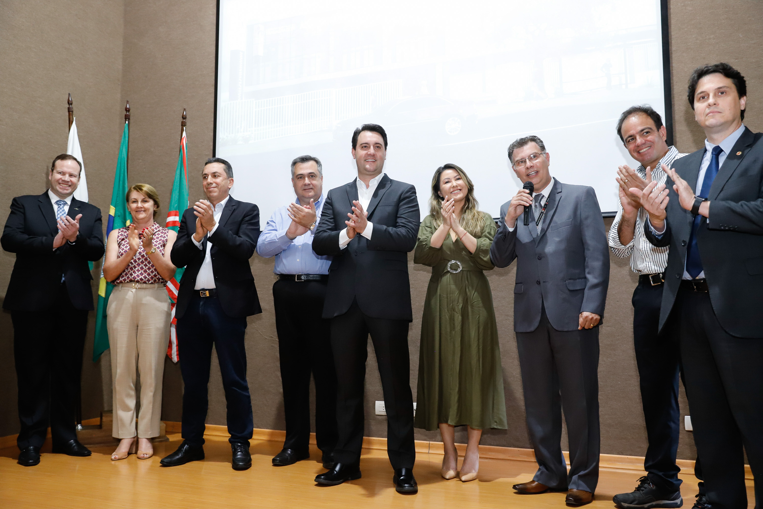 Maior complexo hospitalar público do Paraná, o Hospital do Trabalhador, em Curitiba, vai ganhar um novo ambulatório de especialidades médicas, ampliando a capacidade de 8 mil para 25 mil consultas por mês. O governador Carlos Massa Ratinho Júnior assinou nesta segunda-feira (04) a licitação para as obras do Ambulatório Médico de Especialidades da Kennedy. Serão investidos R$ 8,8 milhões pelo Governo do Estado para a aumentar a oferta de serviços.