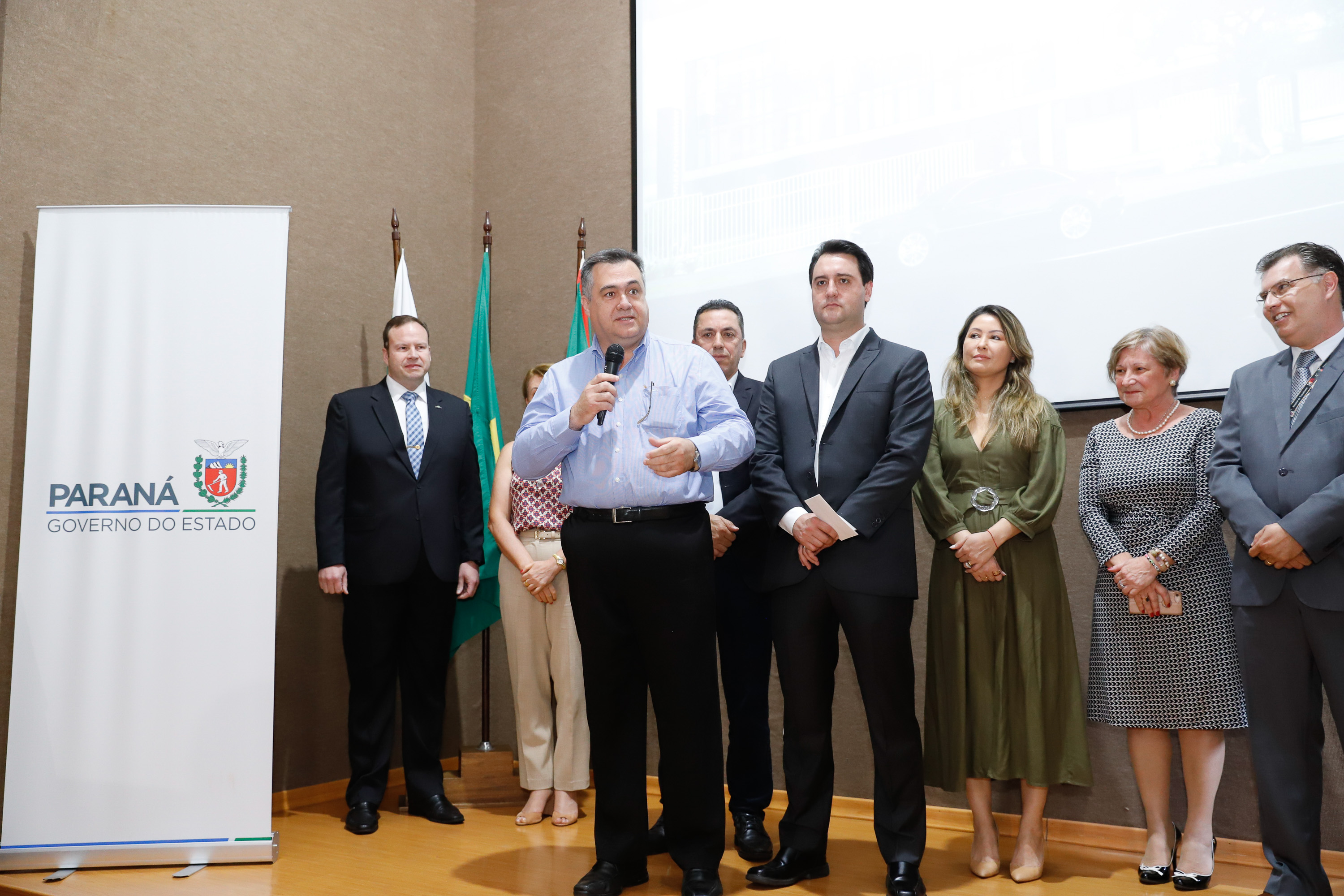 Maior complexo hospitalar público do Paraná, o Hospital do Trabalhador, em Curitiba, vai ganhar um novo ambulatório de especialidades médicas, ampliando a capacidade de 8 mil para 25 mil consultas por mês. O governador Carlos Massa Ratinho Júnior assinou nesta segunda-feira (04) a licitação para as obras do Ambulatório Médico de Especialidades da Kennedy. Serão investidos R$ 8,8 milhões pelo Governo do Estado para a aumentar a oferta de serviços.