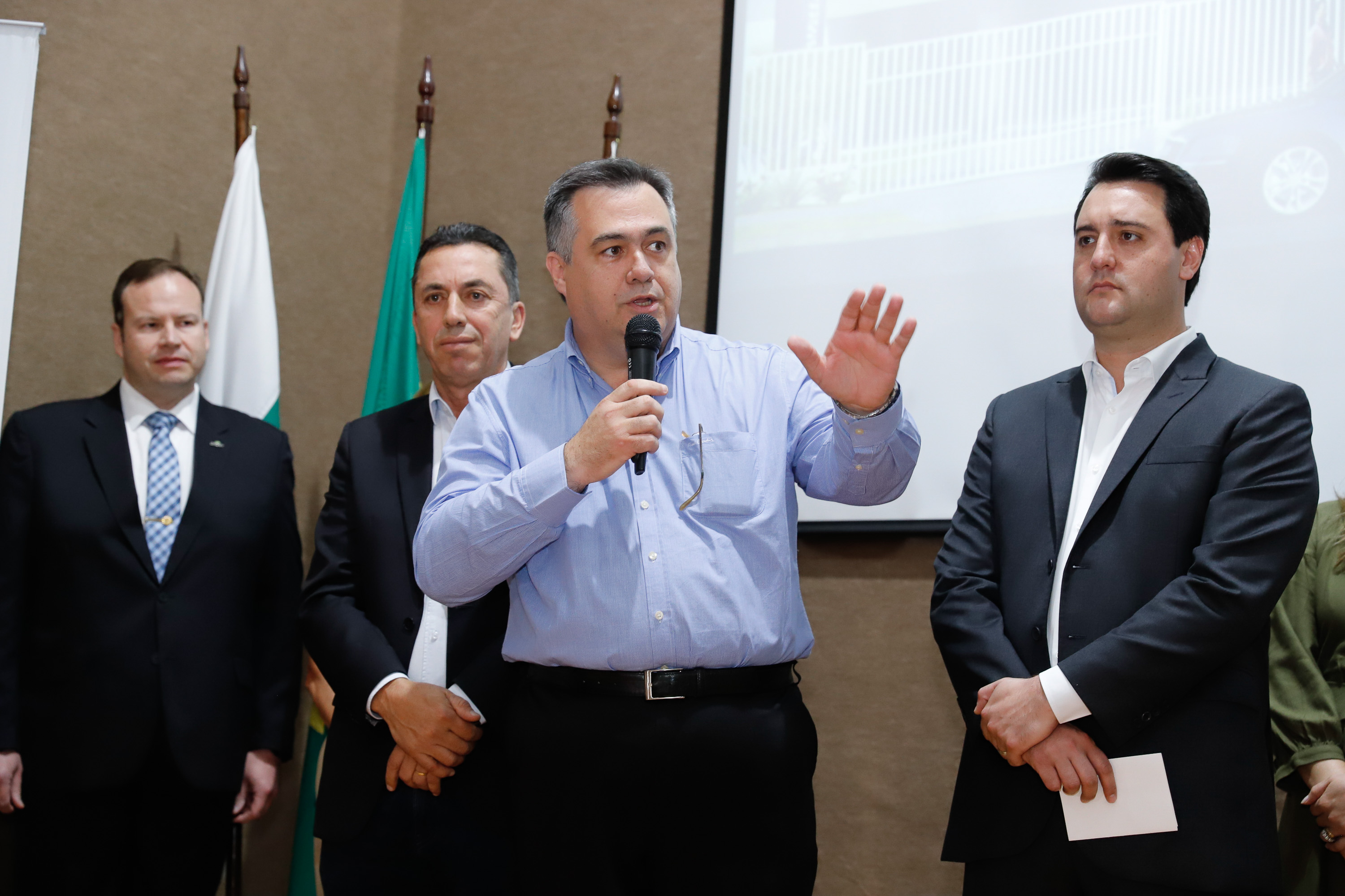 Maior complexo hospitalar público do Paraná, o Hospital do Trabalhador, em Curitiba, vai ganhar um novo ambulatório de especialidades médicas, ampliando a capacidade de 8 mil para 25 mil consultas por mês. O governador Carlos Massa Ratinho Júnior assinou nesta segunda-feira (04) a licitação para as obras do Ambulatório Médico de Especialidades da Kennedy. Serão investidos R$ 8,8 milhões pelo Governo do Estado para a aumentar a oferta de serviços.