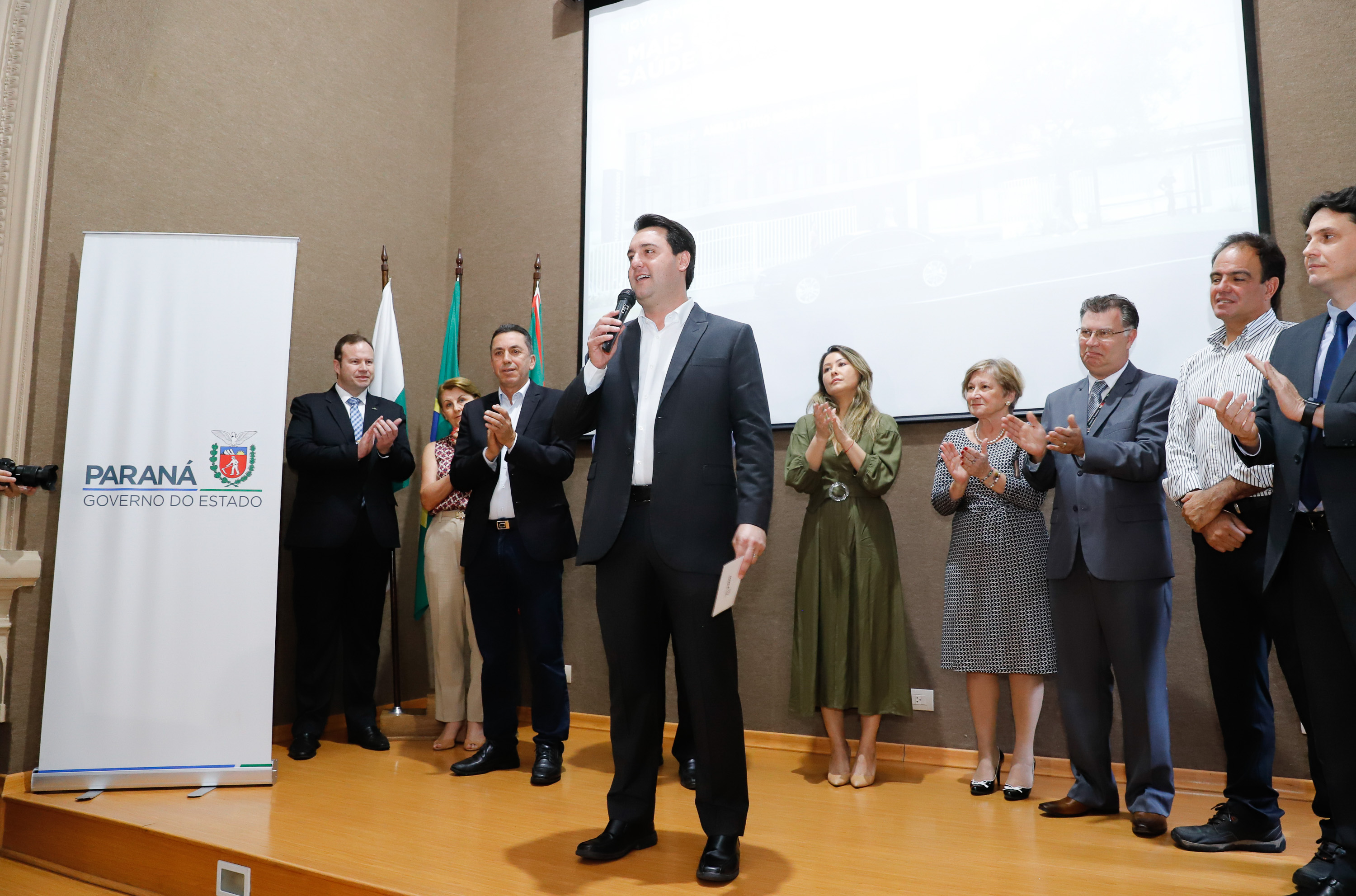 Maior complexo hospitalar público do Paraná, o Hospital do Trabalhador, em Curitiba, vai ganhar um novo ambulatório de especialidades médicas, ampliando a capacidade de 8 mil para 25 mil consultas por mês. O governador Carlos Massa Ratinho Júnior assinou nesta segunda-feira (04) a licitação para as obras do Ambulatório Médico de Especialidades da Kennedy. Serão investidos R$ 8,8 milhões pelo Governo do Estado para a aumentar a oferta de serviços.