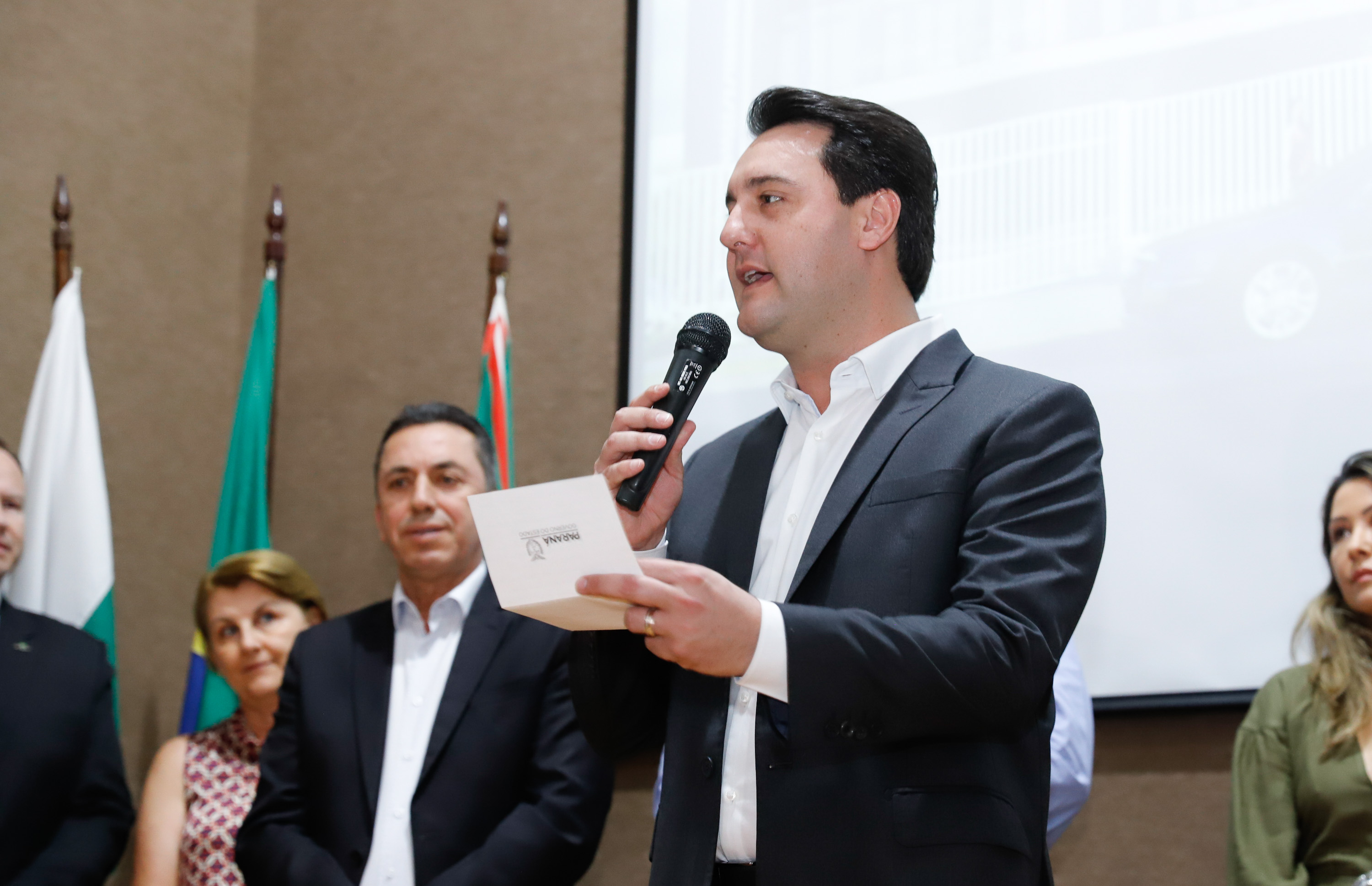 Maior complexo hospitalar público do Paraná, o Hospital do Trabalhador, em Curitiba, vai ganhar um novo ambulatório de especialidades médicas, ampliando a capacidade de 8 mil para 25 mil consultas por mês. O governador Carlos Massa Ratinho Júnior assinou nesta segunda-feira (04) a licitação para as obras do Ambulatório Médico de Especialidades da Kennedy. Serão investidos R$ 8,8 milhões pelo Governo do Estado para a aumentar a oferta de serviços.