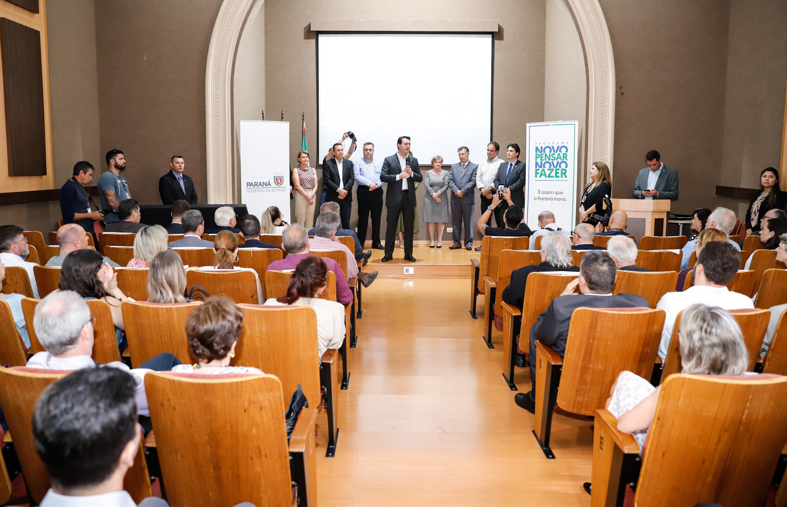 Maior complexo hospitalar público do Paraná, o Hospital do Trabalhador, em Curitiba, vai ganhar um novo ambulatório de especialidades médicas, ampliando a capacidade de 8 mil para 25 mil consultas por mês. O governador Carlos Massa Ratinho Júnior assinou nesta segunda-feira (04) a licitação para as obras do Ambulatório Médico de Especialidades da Kennedy. Serão investidos R$ 8,8 milhões pelo Governo do Estado para a aumentar a oferta de serviços.