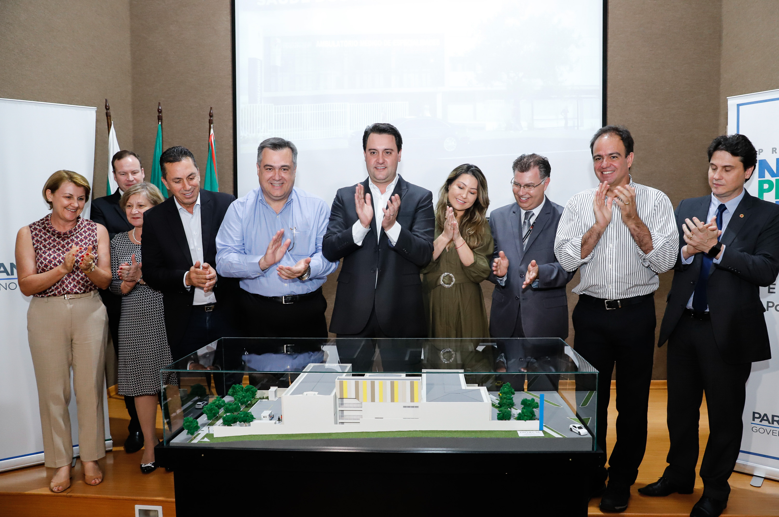 Maior complexo hospitalar público do Paraná, o Hospital do Trabalhador, em Curitiba, vai ganhar um novo ambulatório de especialidades médicas, ampliando a capacidade de 8 mil para 25 mil consultas por mês. O governador Carlos Massa Ratinho Júnior assinou nesta segunda-feira (04) a licitação para as obras do Ambulatório Médico de Especialidades da Kennedy. Serão investidos R$ 8,8 milhões pelo Governo do Estado para a aumentar a oferta de serviços.