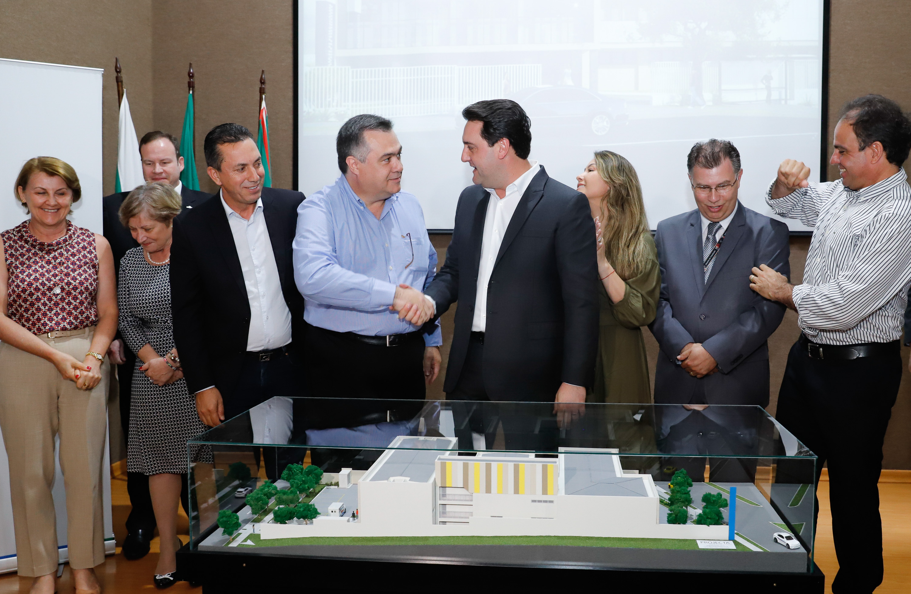 Maior complexo hospitalar público do Paraná, o Hospital do Trabalhador, em Curitiba, vai ganhar um novo ambulatório de especialidades médicas, ampliando a capacidade de 8 mil para 25 mil consultas por mês. O governador Carlos Massa Ratinho Júnior assinou nesta segunda-feira (04) a licitação para as obras do Ambulatório Médico de Especialidades da Kennedy. Serão investidos R$ 8,8 milhões pelo Governo do Estado para a aumentar a oferta de serviços.