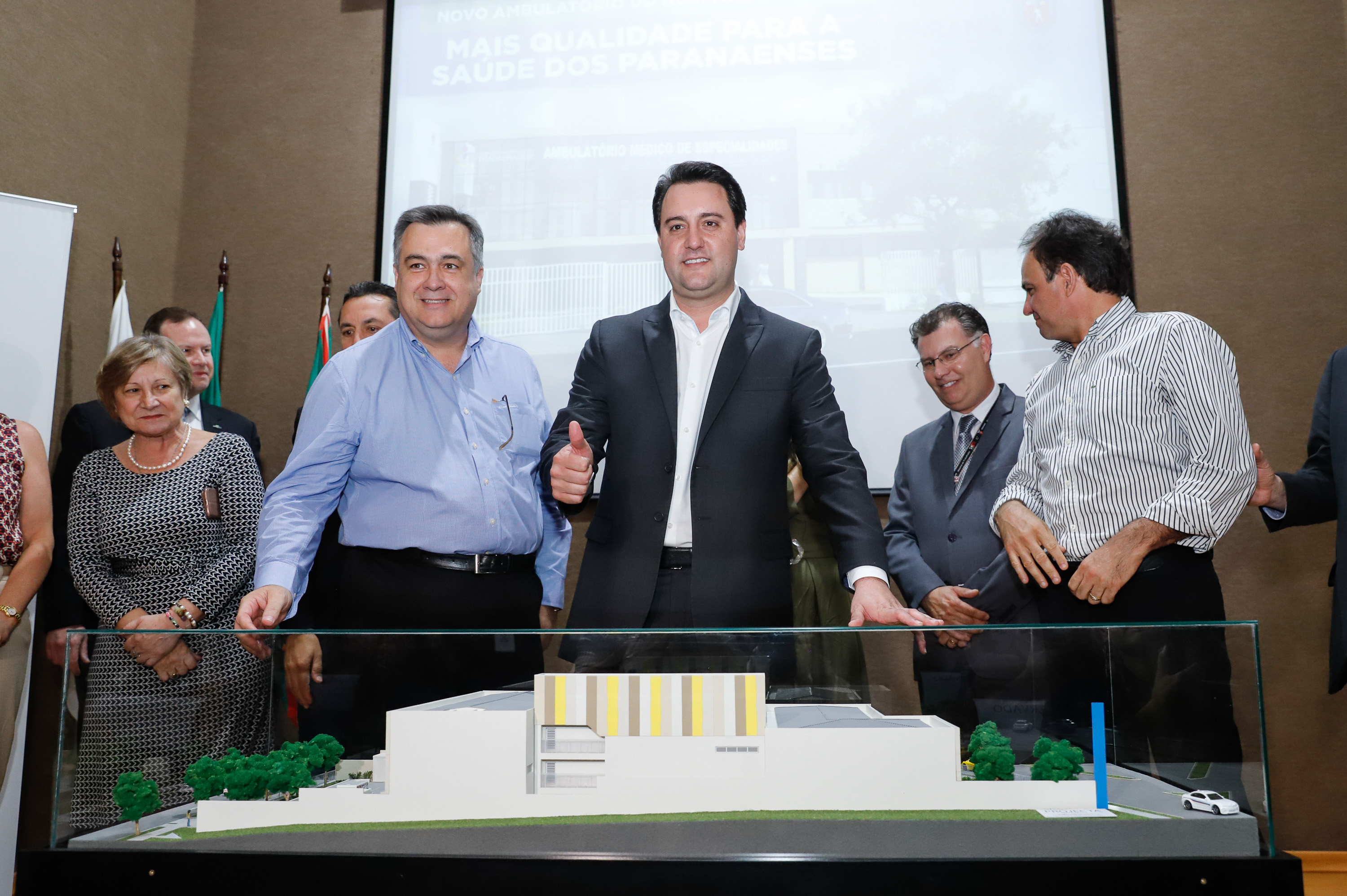Maior complexo hospitalar público do Paraná, o Hospital do Trabalhador, em Curitiba, vai ganhar um novo ambulatório de especialidades médicas, ampliando a capacidade de 8 mil para 25 mil consultas por mês. O governador Carlos Massa Ratinho Júnior assinou nesta segunda-feira (04) a licitação para as obras do Ambulatório Médico de Especialidades da Kennedy. Serão investidos R$ 8,8 milhões pelo Governo do Estado para a aumentar a oferta de serviços.