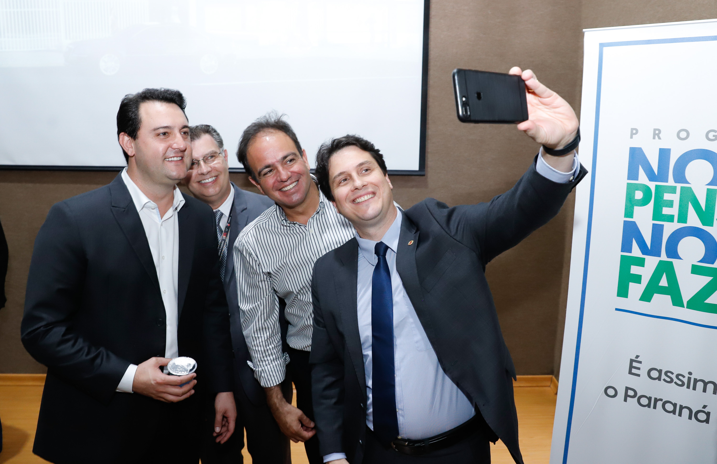 Maior complexo hospitalar público do Paraná, o Hospital do Trabalhador, em Curitiba, vai ganhar um novo ambulatório de especialidades médicas, ampliando a capacidade de 8 mil para 25 mil consultas por mês. O governador Carlos Massa Ratinho Júnior assinou nesta segunda-feira (04) a licitação para as obras do Ambulatório Médico de Especialidades da Kennedy. Serão investidos R$ 8,8 milhões pelo Governo do Estado para a aumentar a oferta de serviços.
