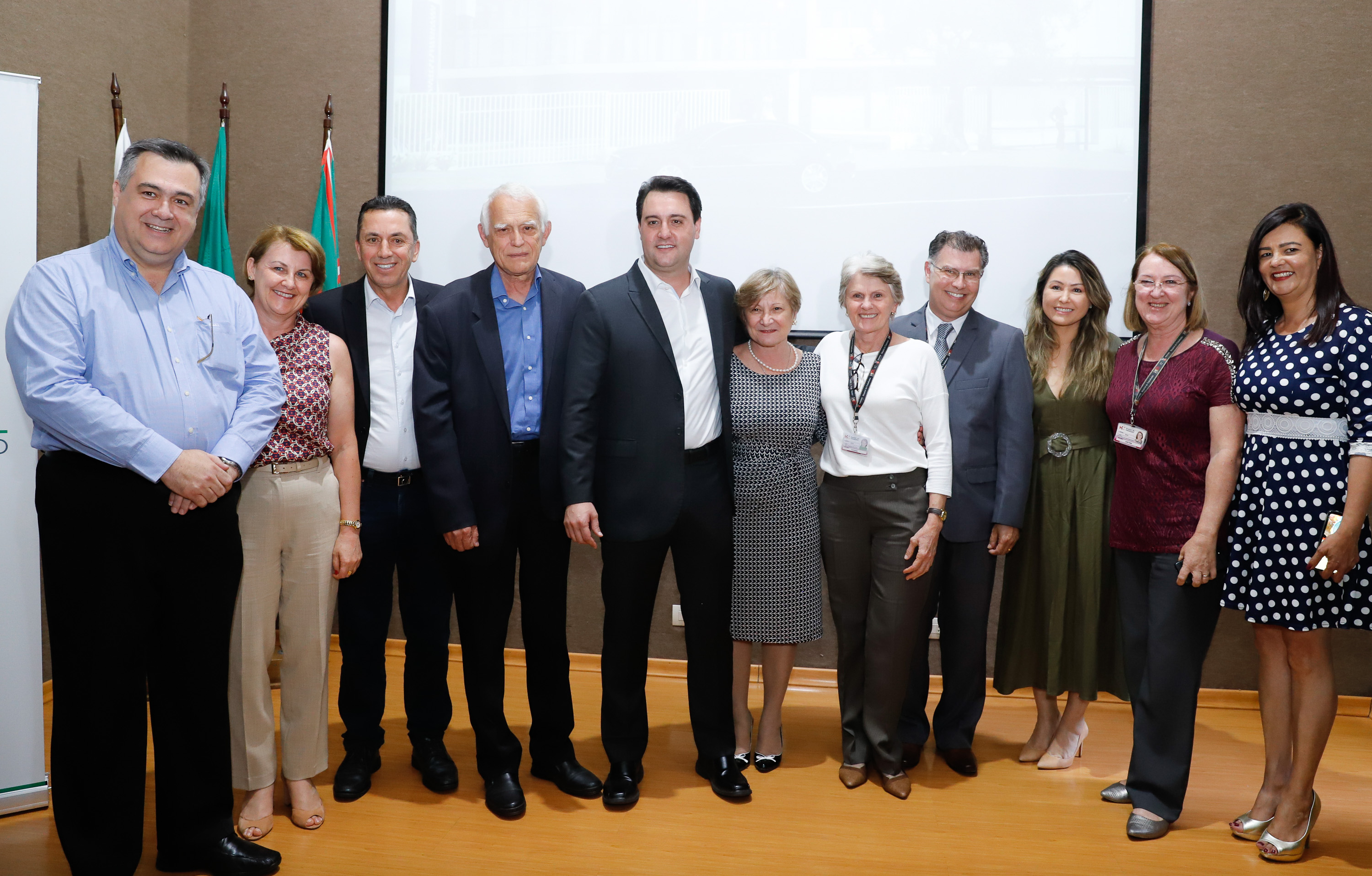 Maior complexo hospitalar público do Paraná, o Hospital do Trabalhador, em Curitiba, vai ganhar um novo ambulatório de especialidades médicas, ampliando a capacidade de 8 mil para 25 mil consultas por mês. O governador Carlos Massa Ratinho Júnior assinou nesta segunda-feira (04) a licitação para as obras do Ambulatório Médico de Especialidades da Kennedy. Serão investidos R$ 8,8 milhões pelo Governo do Estado para a aumentar a oferta de serviços.