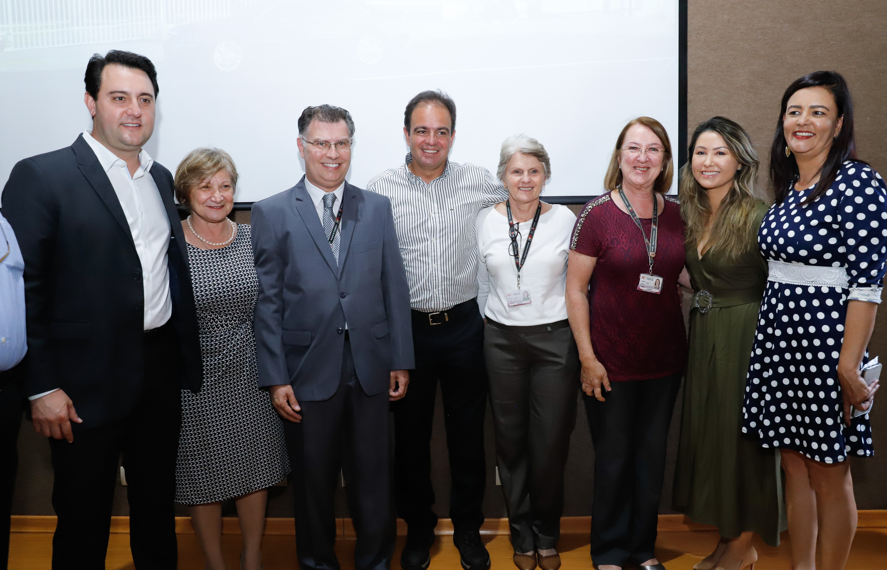 Maior complexo hospitalar público do Paraná, o Hospital do Trabalhador, em Curitiba, vai ganhar um novo ambulatório de especialidades médicas, ampliando a capacidade de 8 mil para 25 mil consultas por mês. O governador Carlos Massa Ratinho Júnior assinou nesta segunda-feira (04) a licitação para as obras do Ambulatório Médico de Especialidades da Kennedy. Serão investidos R$ 8,8 milhões pelo Governo do Estado para a aumentar a oferta de serviços.
