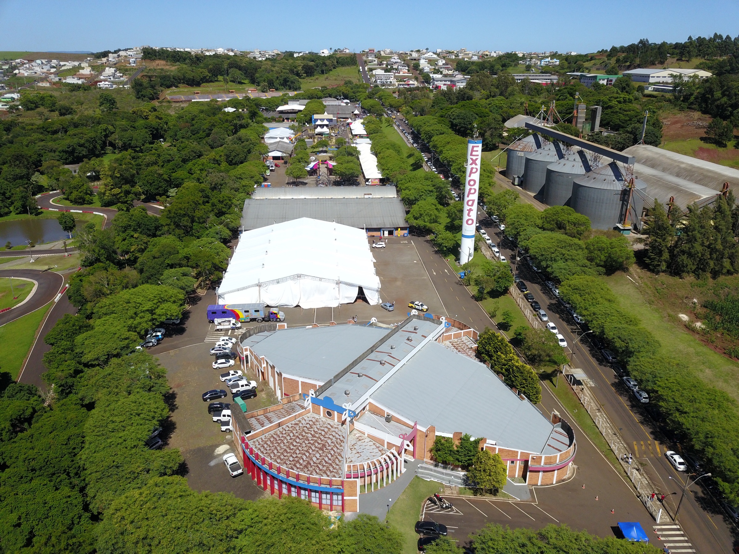O governador Carlos Massa Ratinho Junior assinou na manhã desta terça-feira (12) a transferência da sede do Governo do Paraná para Pato Branco, polo do Sudoeste do Paraná. A cidade é a capital administrativa do Estado até esta quarta-feira (13). As atividades do Poder Executivo acontecem em paralelo à IV Feira de Ciência, Tecnologia e Inovação – Inventum. O ato aconteceu no espaço Casa do Prefeito, dentro do Parque de Exposições do município. Foto: José Fernando Ogura/AEN