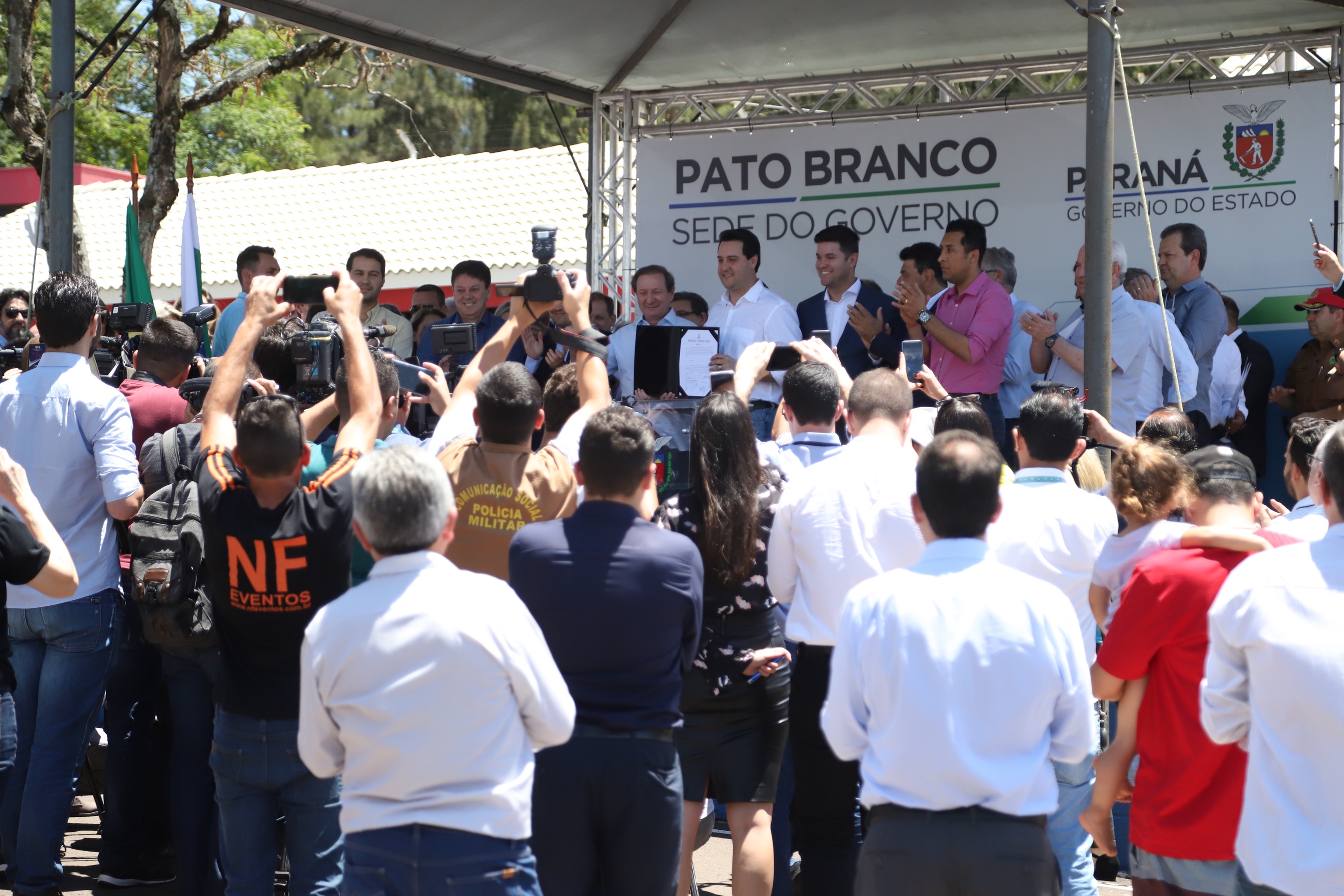 O governador Carlos Massa Ratinho Junior assinou na manhã desta terça-feira (12) a transferência da sede do Governo do Paraná para Pato Branco, polo do Sudoeste do Paraná. A cidade é a capital administrativa do Estado até esta quarta-feira (13). As atividades do Poder Executivo acontecem em paralelo à IV Feira de Ciência, Tecnologia e Inovação – Inventum. O ato aconteceu no espaço Casa do Prefeito, dentro do Parque de Exposições do município. Foto: José Fernando Ogura/AEN