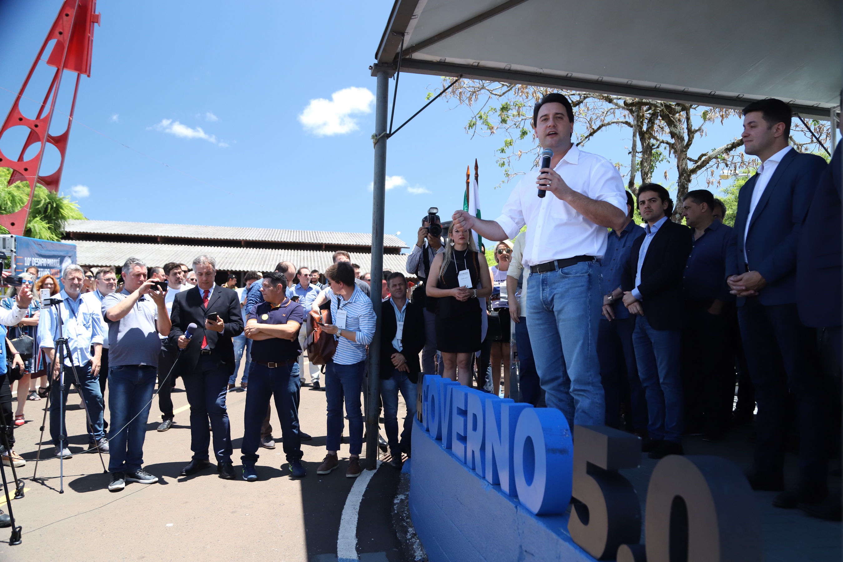 O governador Carlos Massa Ratinho Junior assinou na manhã desta terça-feira (12) a transferência da sede do Governo do Paraná para Pato Branco, polo do Sudoeste do Paraná. A cidade é a capital administrativa do Estado até esta quarta-feira (13). As atividades do Poder Executivo acontecem em paralelo à IV Feira de Ciência, Tecnologia e Inovação – Inventum. O ato aconteceu no espaço Casa do Prefeito, dentro do Parque de Exposições do município. Foto: José Fernando Ogura/AEN