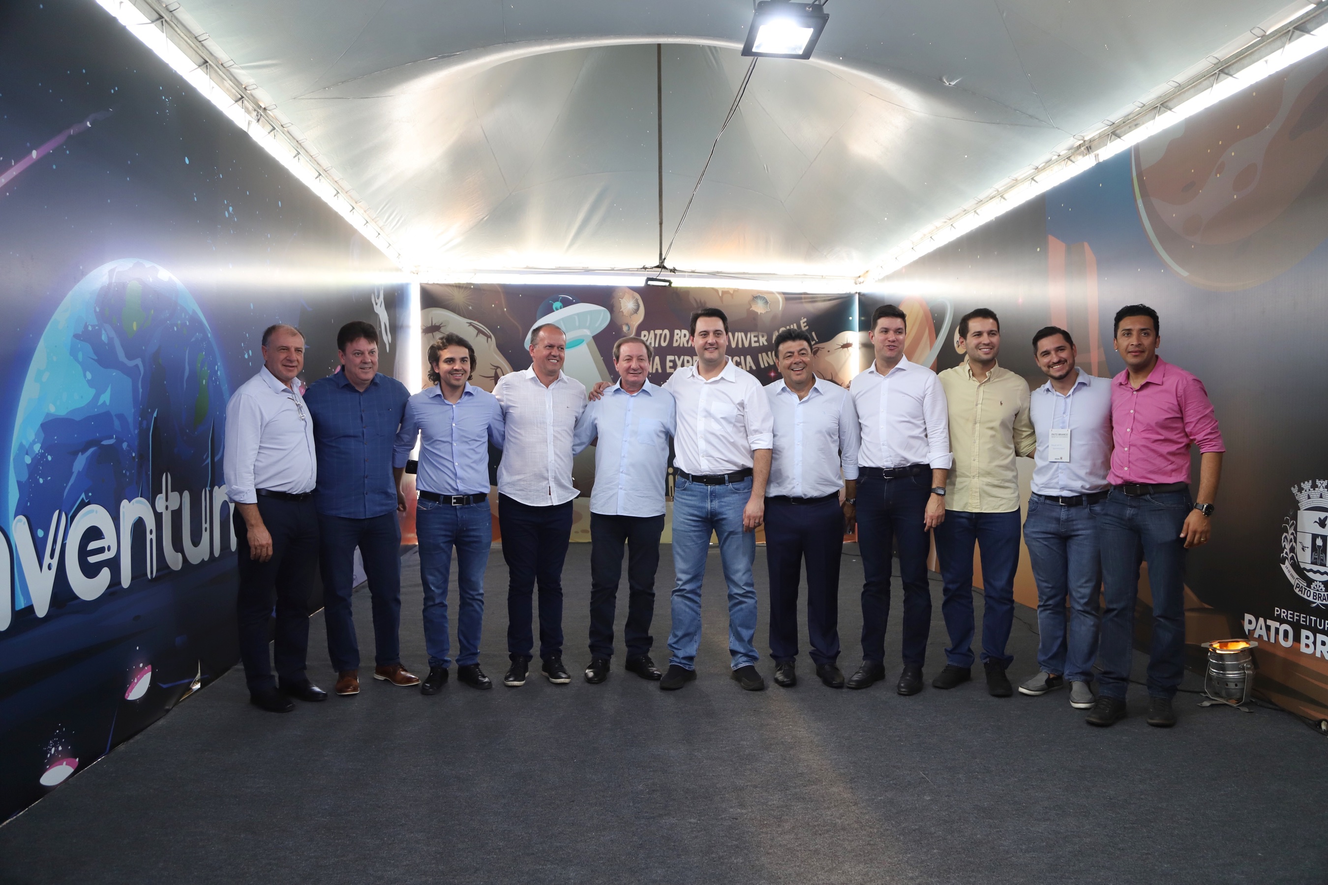 O governador Carlos Massa Ratinho Junior assinou na manhã desta terça-feira (12) a transferência da sede do Governo do Paraná para Pato Branco, polo do Sudoeste do Paraná. A cidade é a capital administrativa do Estado até esta quarta-feira (13). As atividades do Poder Executivo acontecem em paralelo à IV Feira de Ciência, Tecnologia e Inovação – Inventum. O ato aconteceu no espaço Casa do Prefeito, dentro do Parque de Exposições do município. Foto: José Fernando Ogura/AEN