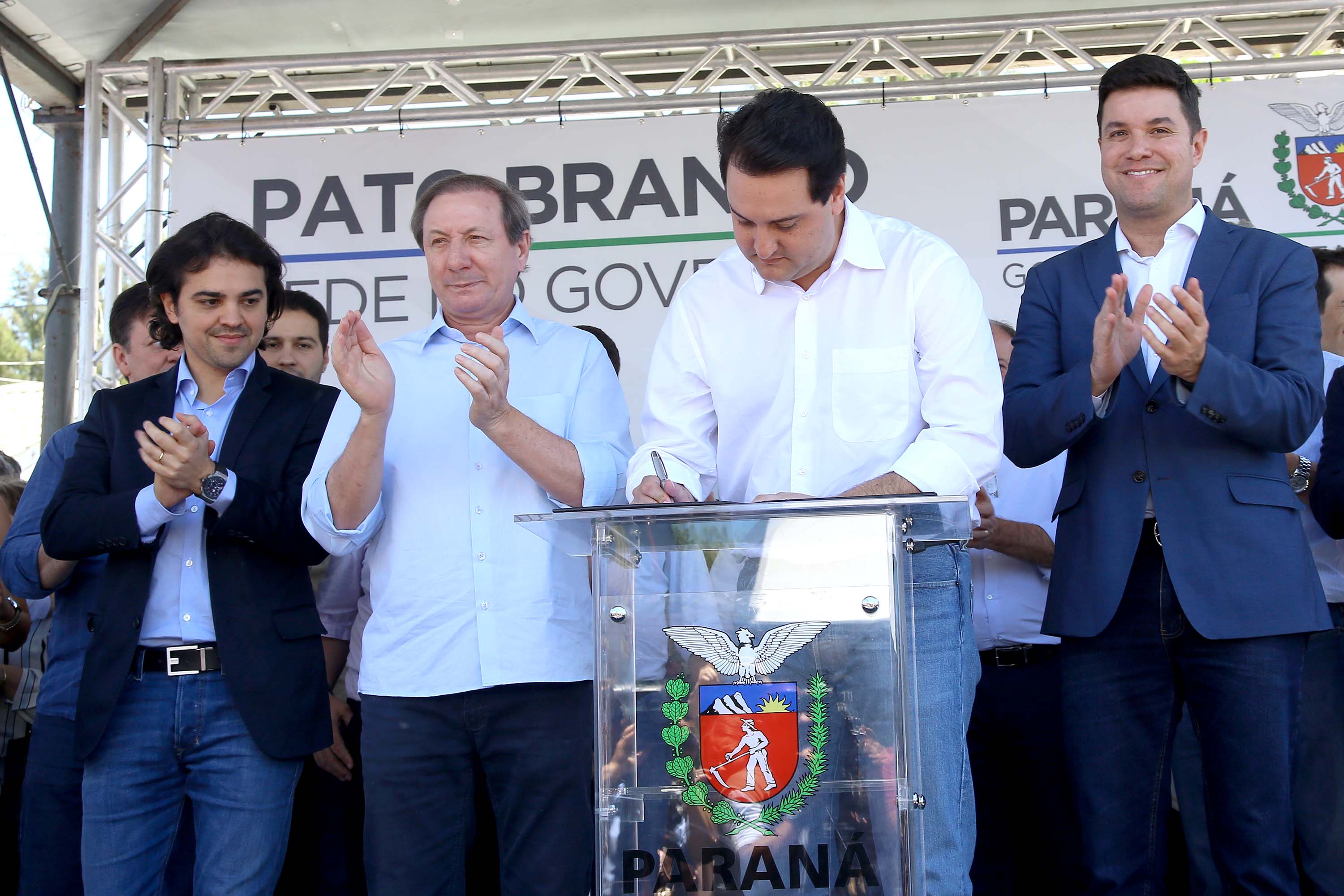 O governador Carlos Massa Ratinho Junior assinou na manhã desta terça-feira (12) a transferência da sede do Governo do Paraná para Pato Branco, polo do Sudoeste do Paraná
