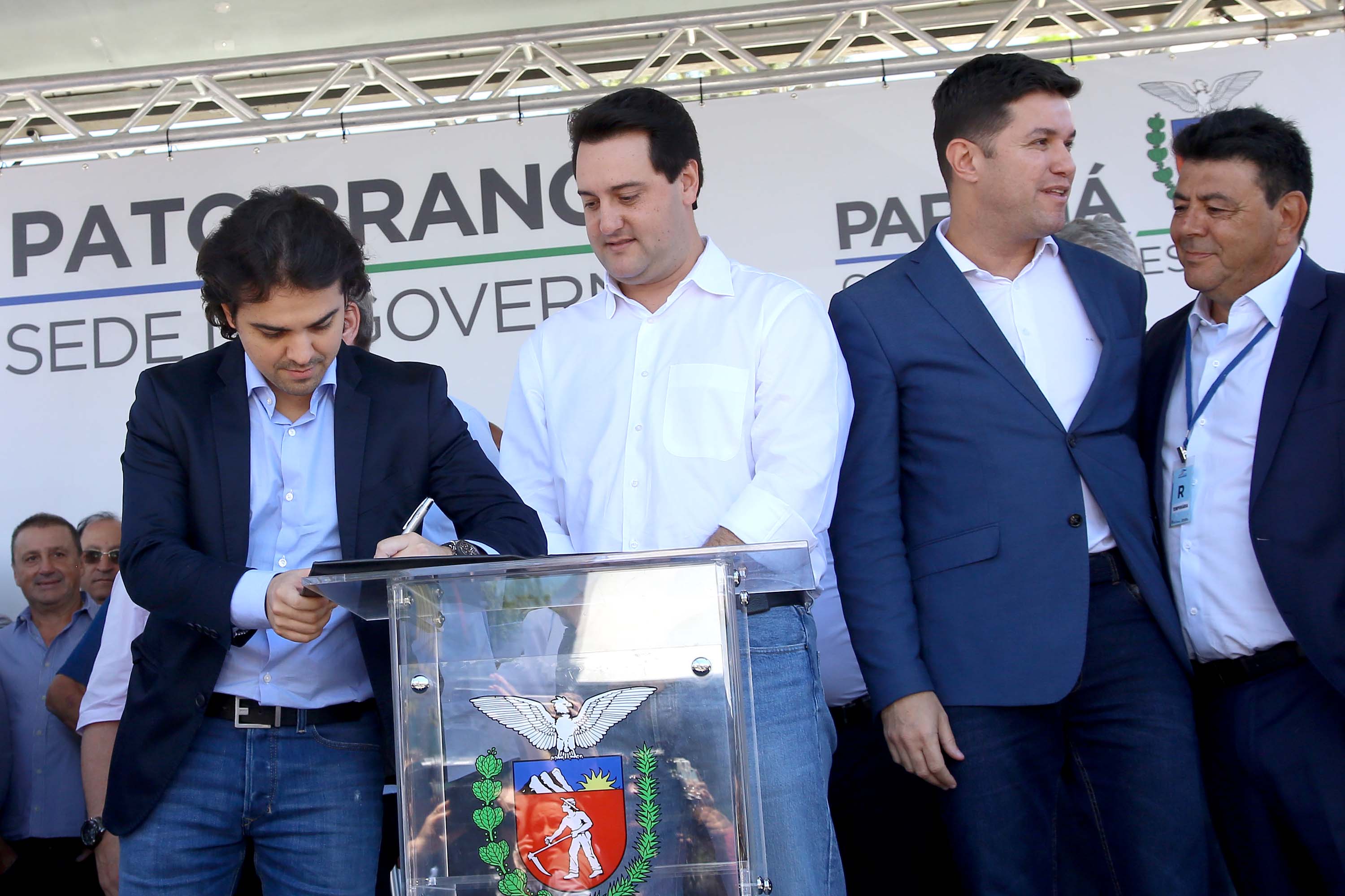 O governador Carlos Massa Ratinho Junior assinou na manhã desta terça-feira (12) a transferência da sede do Governo do Paraná para Pato Branco, polo do Sudoeste do Paraná