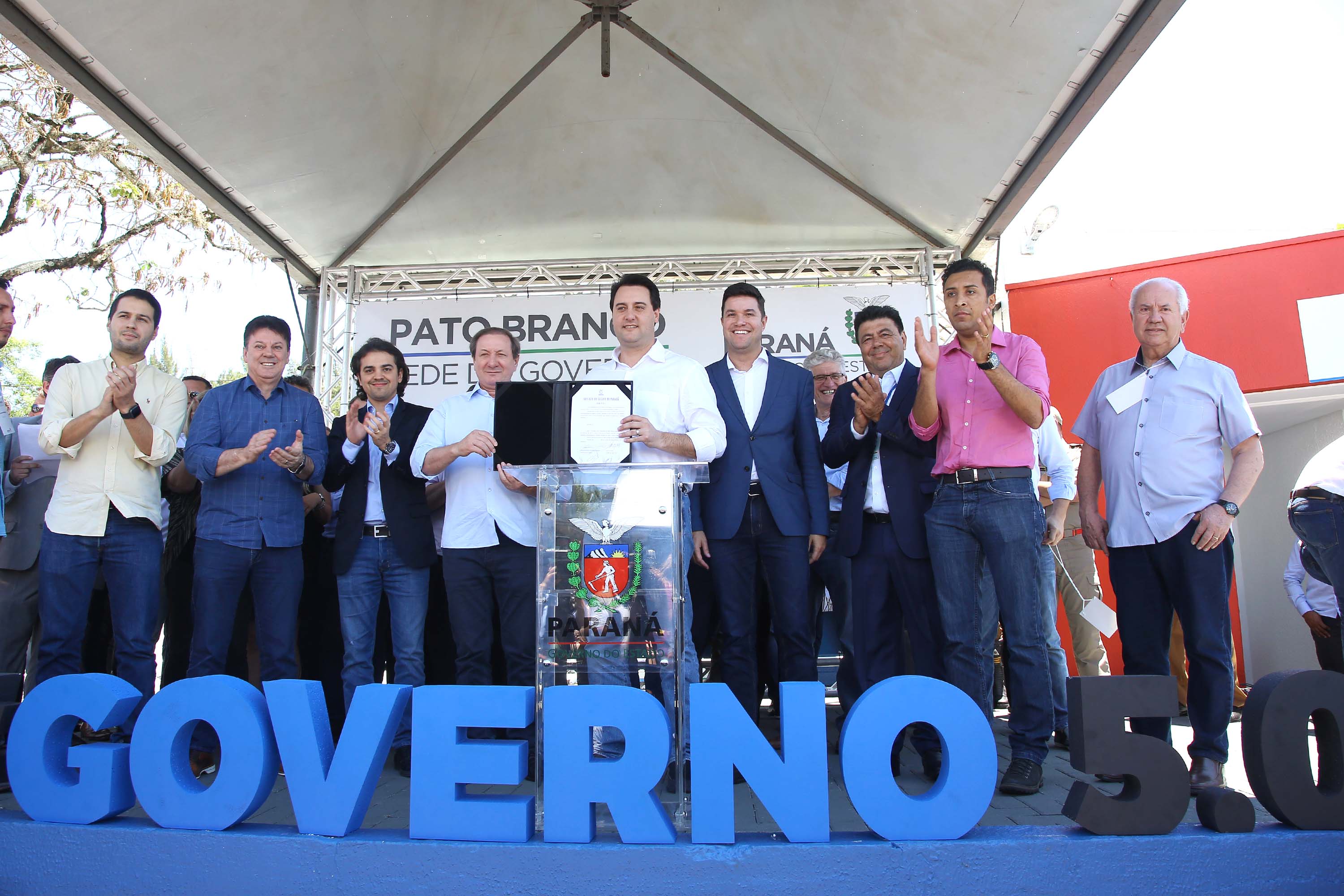 O governador Carlos Massa Ratinho Junior assinou na manhã desta terça-feira (12) a transferência da sede do Governo do Paraná para Pato Branco, polo do Sudoeste do Paraná