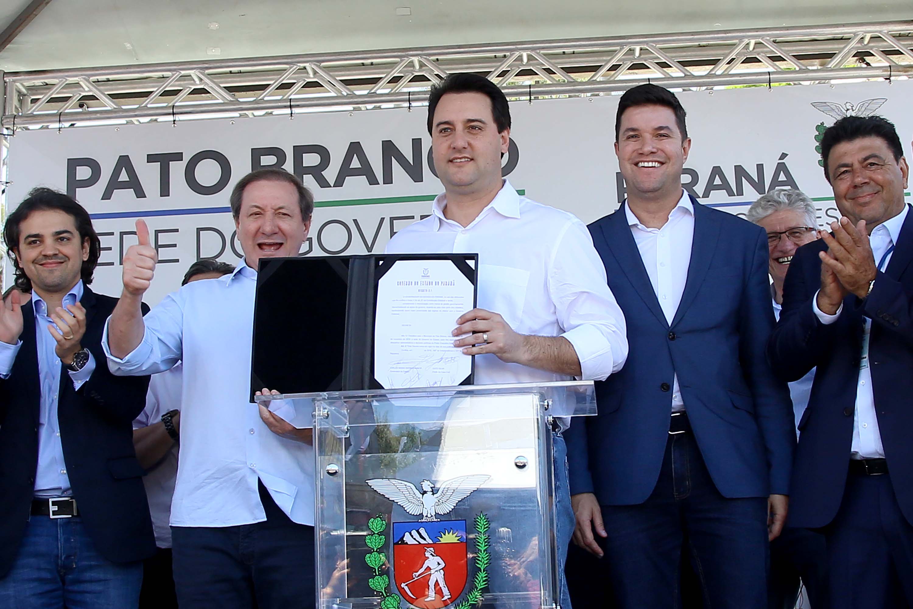 O governador Carlos Massa Ratinho Junior assinou na manhã desta terça-feira (12) a transferência da sede do Governo do Paraná para Pato Branco, polo do Sudoeste do Paraná