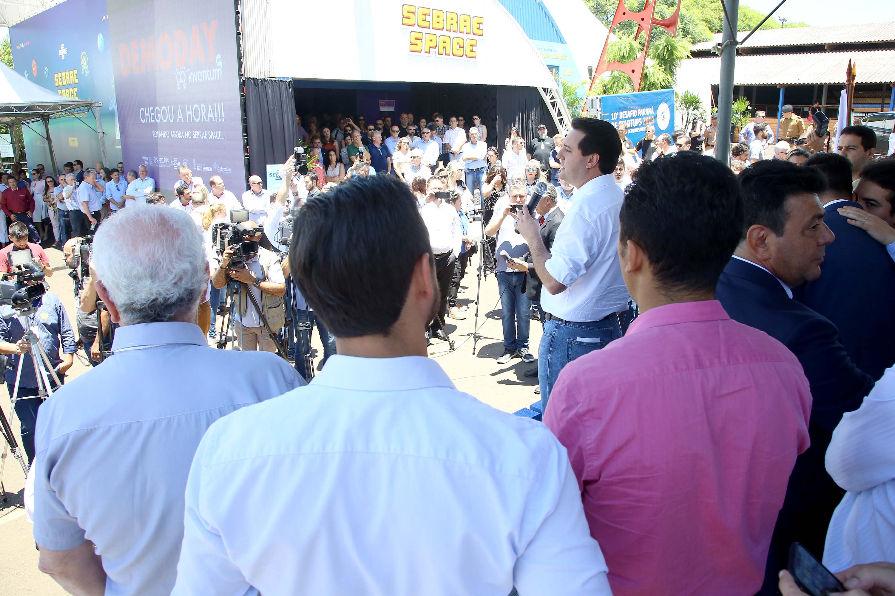 O governador Carlos Massa Ratinho Junior assinou na manhã desta terça-feira (12) a transferência da sede do Governo do Paraná para Pato Branco, polo do Sudoeste do Paraná