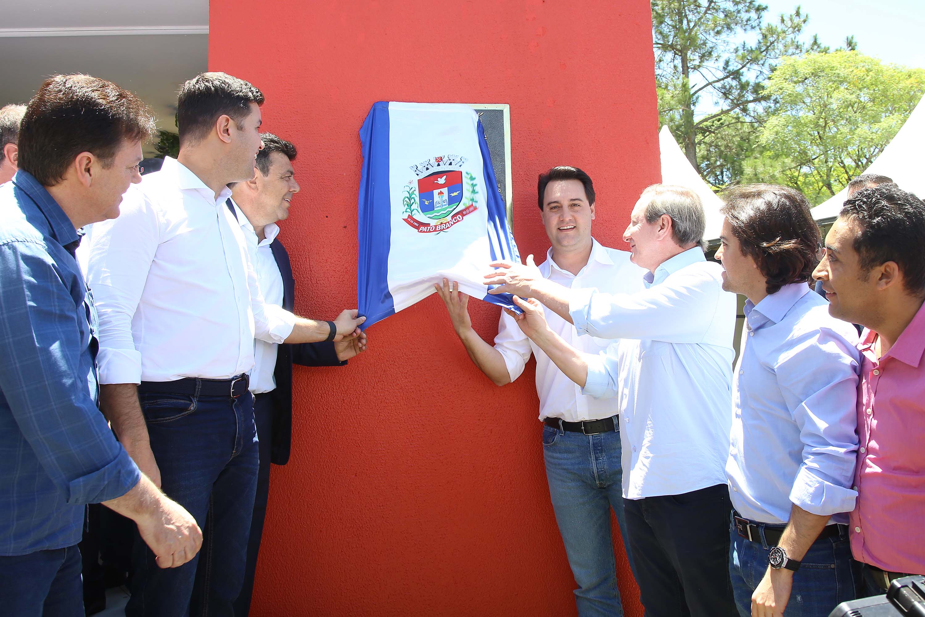 O governador Carlos Massa Ratinho Junior assinou na manhã desta terça-feira (12) a transferência da sede do Governo do Paraná para Pato Branco, polo do Sudoeste do Paraná