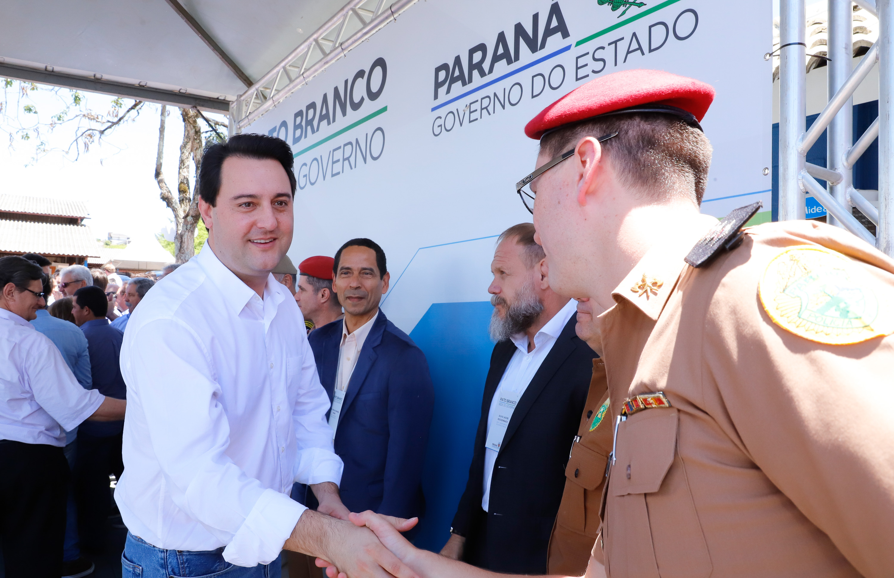 O governador Carlos Massa Ratinho Junior assinou na manhã desta terça-feira (12) a transferência da sede do Governo do Paraná para Pato Branco, polo do Sudoeste do Paraná. A cidade é a capital administrativa do Estado até esta quarta-feira (13). As atividades do Poder Executivo acontecem em paralelo à IV Feira de Ciência, Tecnologia e Inovação – Inventum. O ato aconteceu no espaço Casa do Prefeito, dentro do Parque de Exposições do município.