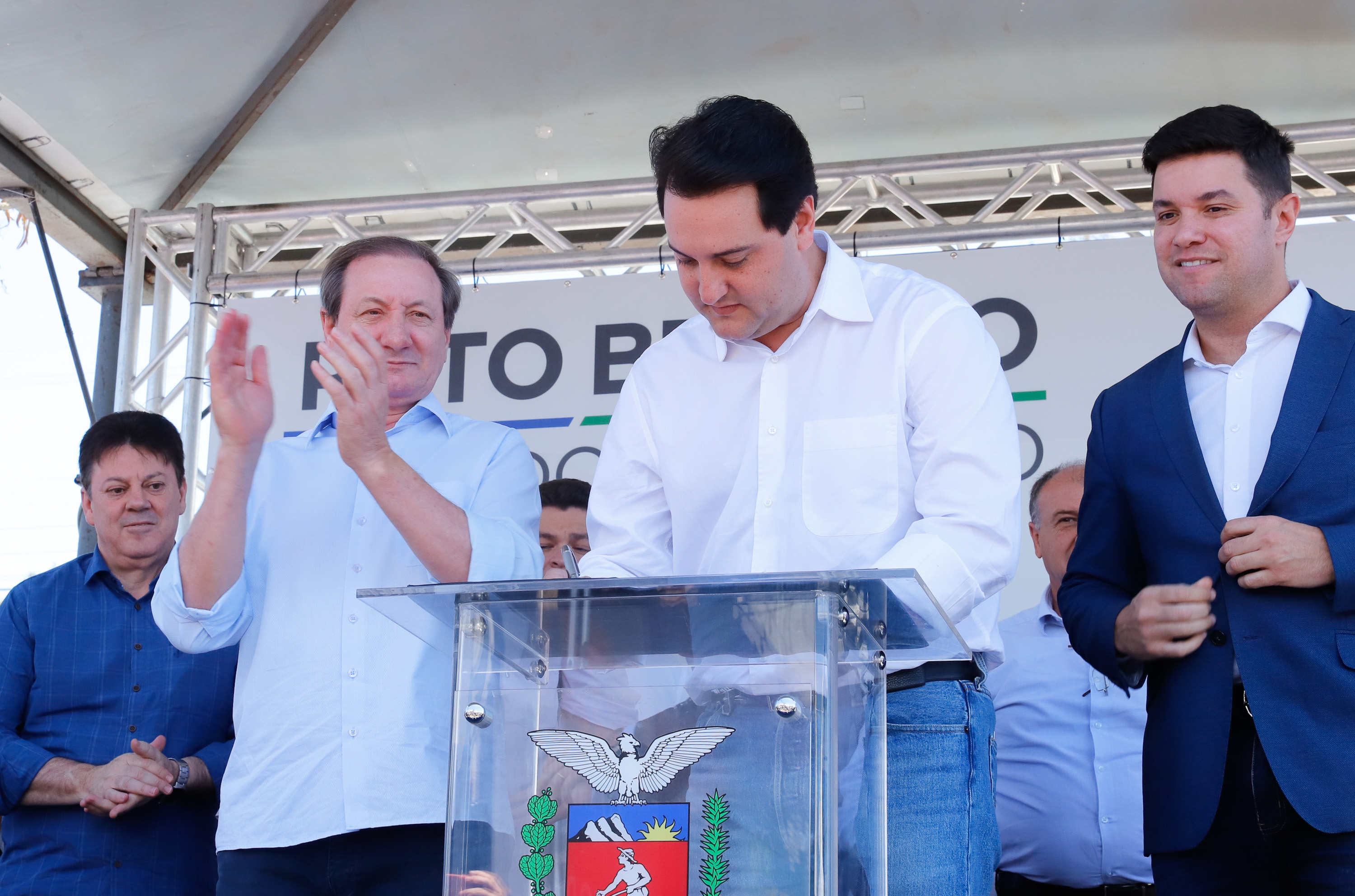 O governador Carlos Massa Ratinho Junior assinou na manhã desta terça-feira (12) a transferência da sede do Governo do Paraná para Pato Branco, polo do Sudoeste do Paraná. A cidade é a capital administrativa do Estado até esta quarta-feira (13). As atividades do Poder Executivo acontecem em paralelo à IV Feira de Ciência, Tecnologia e Inovação – Inventum. O ato aconteceu no espaço Casa do Prefeito, dentro do Parque de Exposições do município.