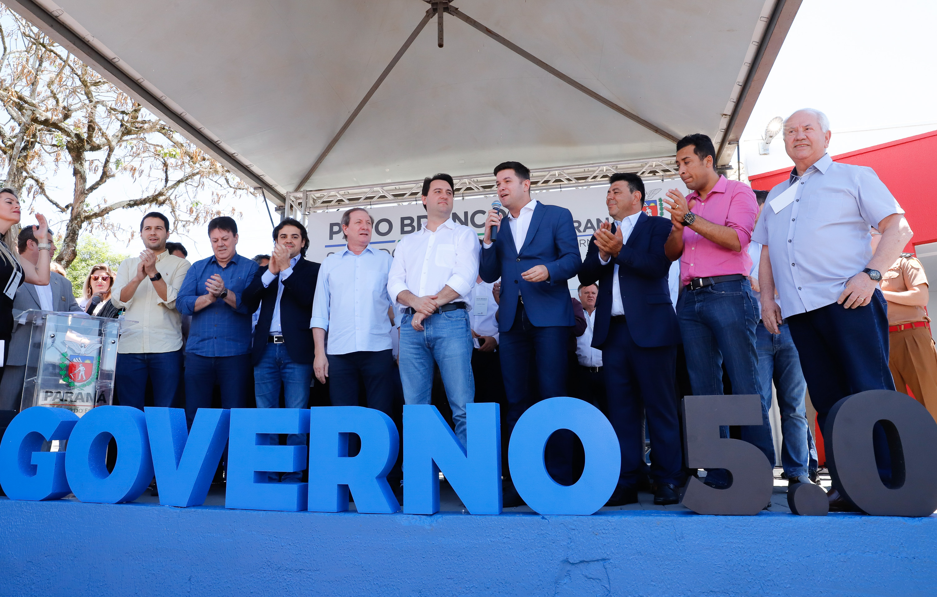 O governador Carlos Massa Ratinho Junior assinou na manhã desta terça-feira (12) a transferência da sede do Governo do Paraná para Pato Branco, polo do Sudoeste do Paraná. A cidade é a capital administrativa do Estado até esta quarta-feira (13). As atividades do Poder Executivo acontecem em paralelo à IV Feira de Ciência, Tecnologia e Inovação – Inventum. O ato aconteceu no espaço Casa do Prefeito, dentro do Parque de Exposições do município.