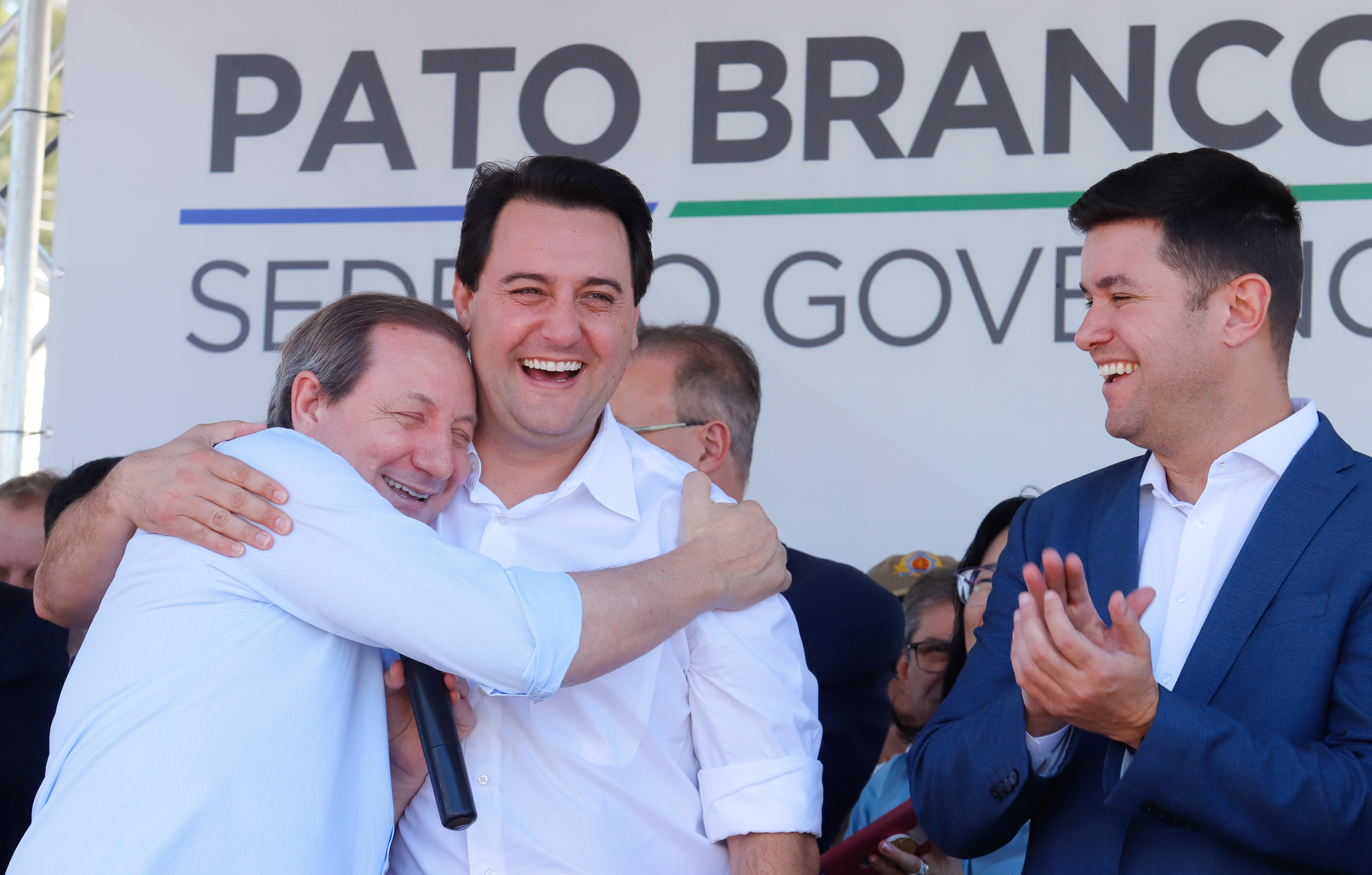 O governador Carlos Massa Ratinho Junior assinou na manhã desta terça-feira (12) a transferência da sede do Governo do Paraná para Pato Branco, polo do Sudoeste do Paraná. A cidade é a capital administrativa do Estado até esta quarta-feira (13). As atividades do Poder Executivo acontecem em paralelo à IV Feira de Ciência, Tecnologia e Inovação – Inventum. O ato aconteceu no espaço Casa do Prefeito, dentro do Parque de Exposições do município.