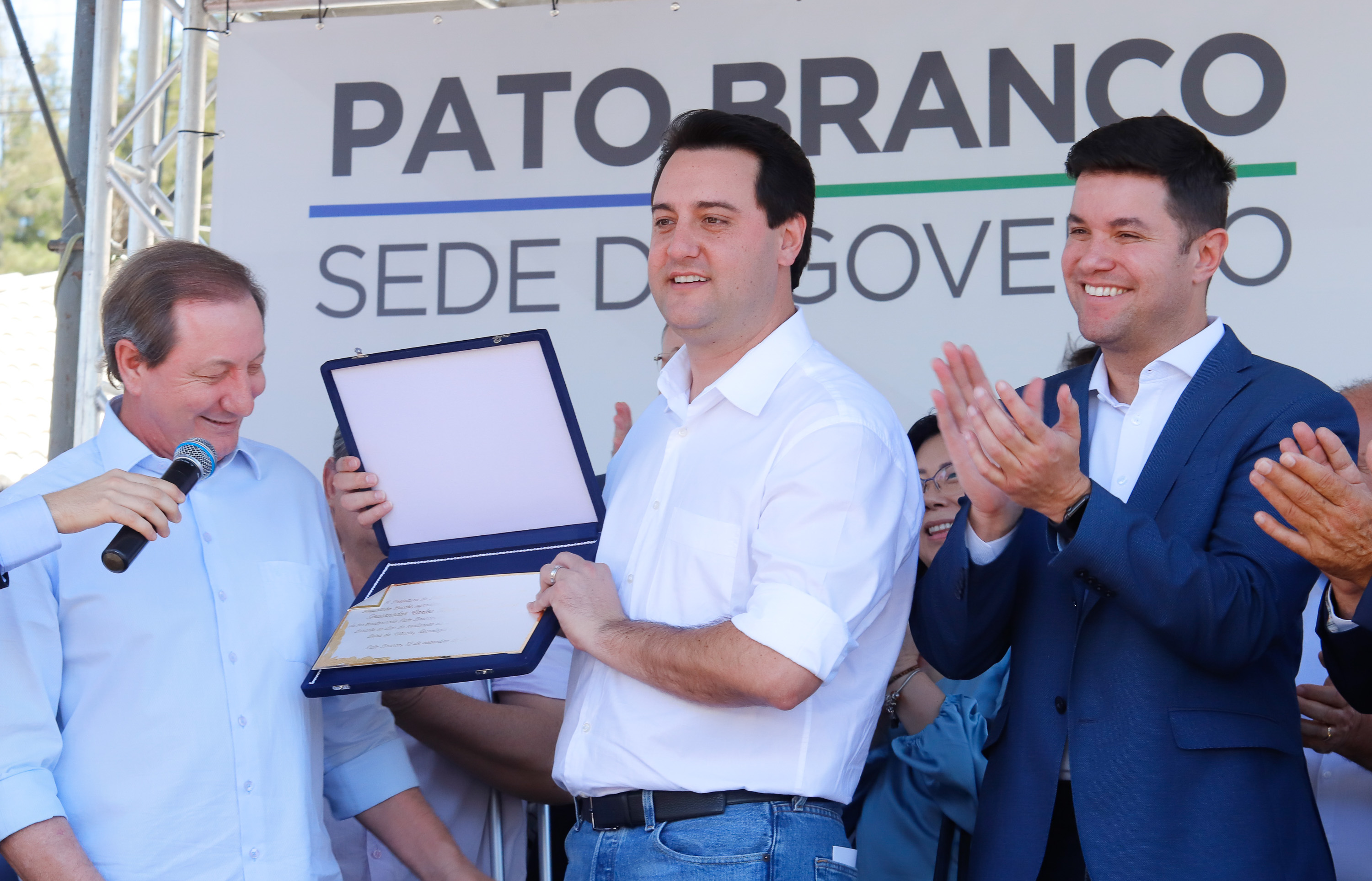 O governador Carlos Massa Ratinho Junior assinou na manhã desta terça-feira (12) a transferência da sede do Governo do Paraná para Pato Branco, polo do Sudoeste do Paraná. A cidade é a capital administrativa do Estado até esta quarta-feira (13). As atividades do Poder Executivo acontecem em paralelo à IV Feira de Ciência, Tecnologia e Inovação – Inventum. O ato aconteceu no espaço Casa do Prefeito, dentro do Parque de Exposições do município.