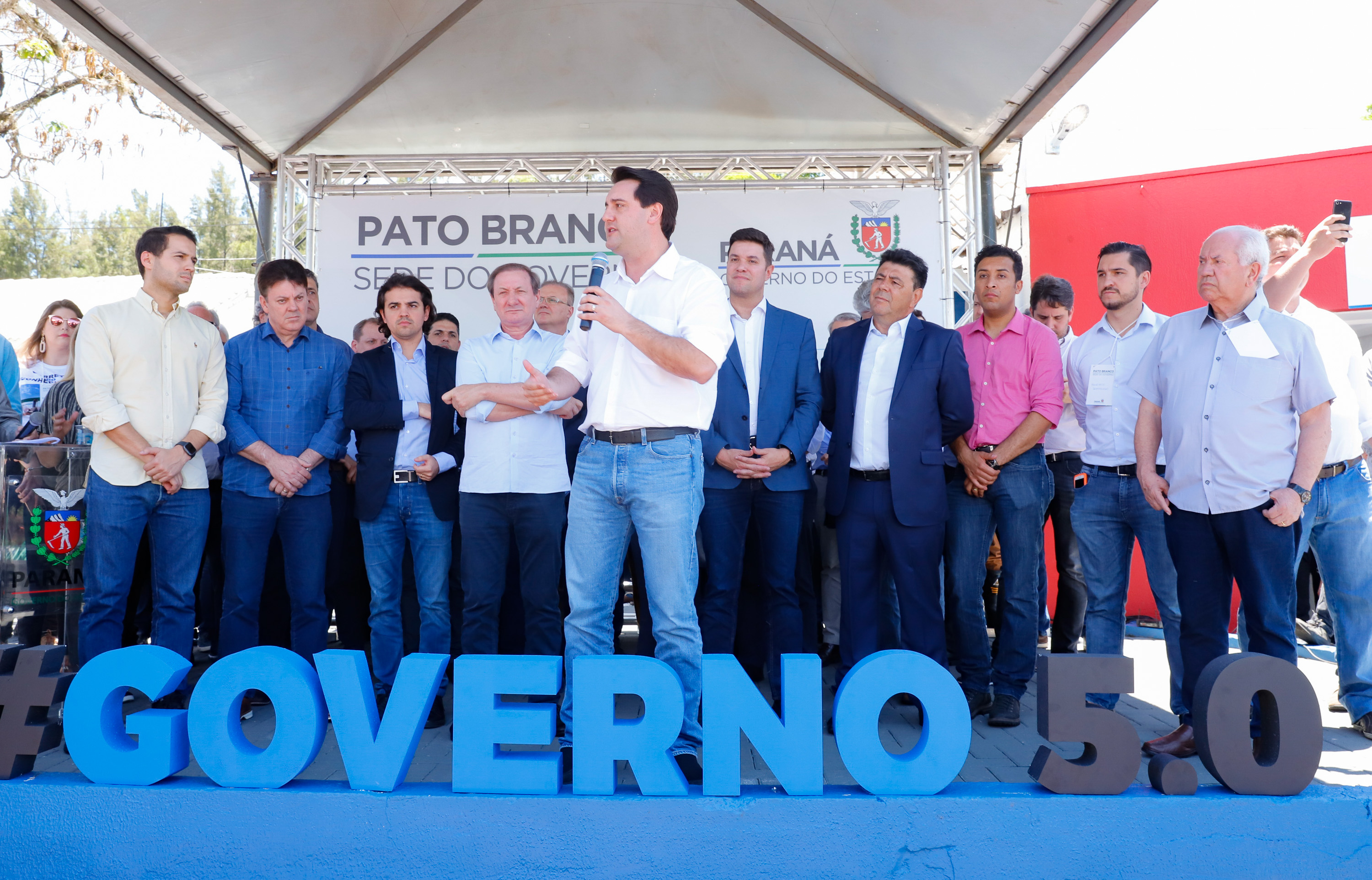 O governador Carlos Massa Ratinho Junior assinou na manhã desta terça-feira (12) a transferência da sede do Governo do Paraná para Pato Branco, polo do Sudoeste do Paraná. A cidade é a capital administrativa do Estado até esta quarta-feira (13). As atividades do Poder Executivo acontecem em paralelo à IV Feira de Ciência, Tecnologia e Inovação – Inventum. O ato aconteceu no espaço Casa do Prefeito, dentro do Parque de Exposições do município.