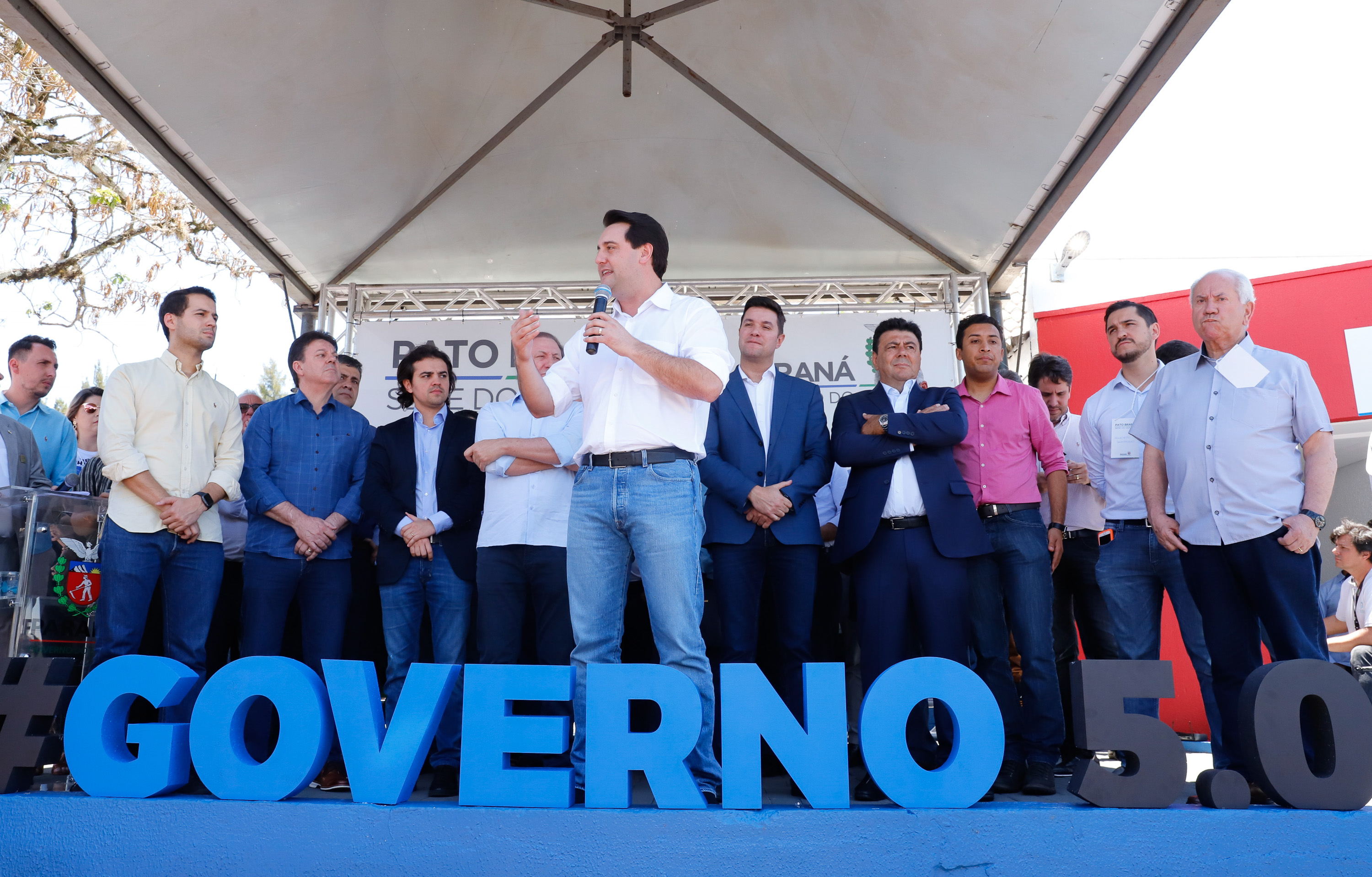 O governador Carlos Massa Ratinho Junior assinou na manhã desta terça-feira (12) a transferência da sede do Governo do Paraná para Pato Branco, polo do Sudoeste do Paraná. A cidade é a capital administrativa do Estado até esta quarta-feira (13). As atividades do Poder Executivo acontecem em paralelo à IV Feira de Ciência, Tecnologia e Inovação – Inventum. O ato aconteceu no espaço Casa do Prefeito, dentro do Parque de Exposições do município.