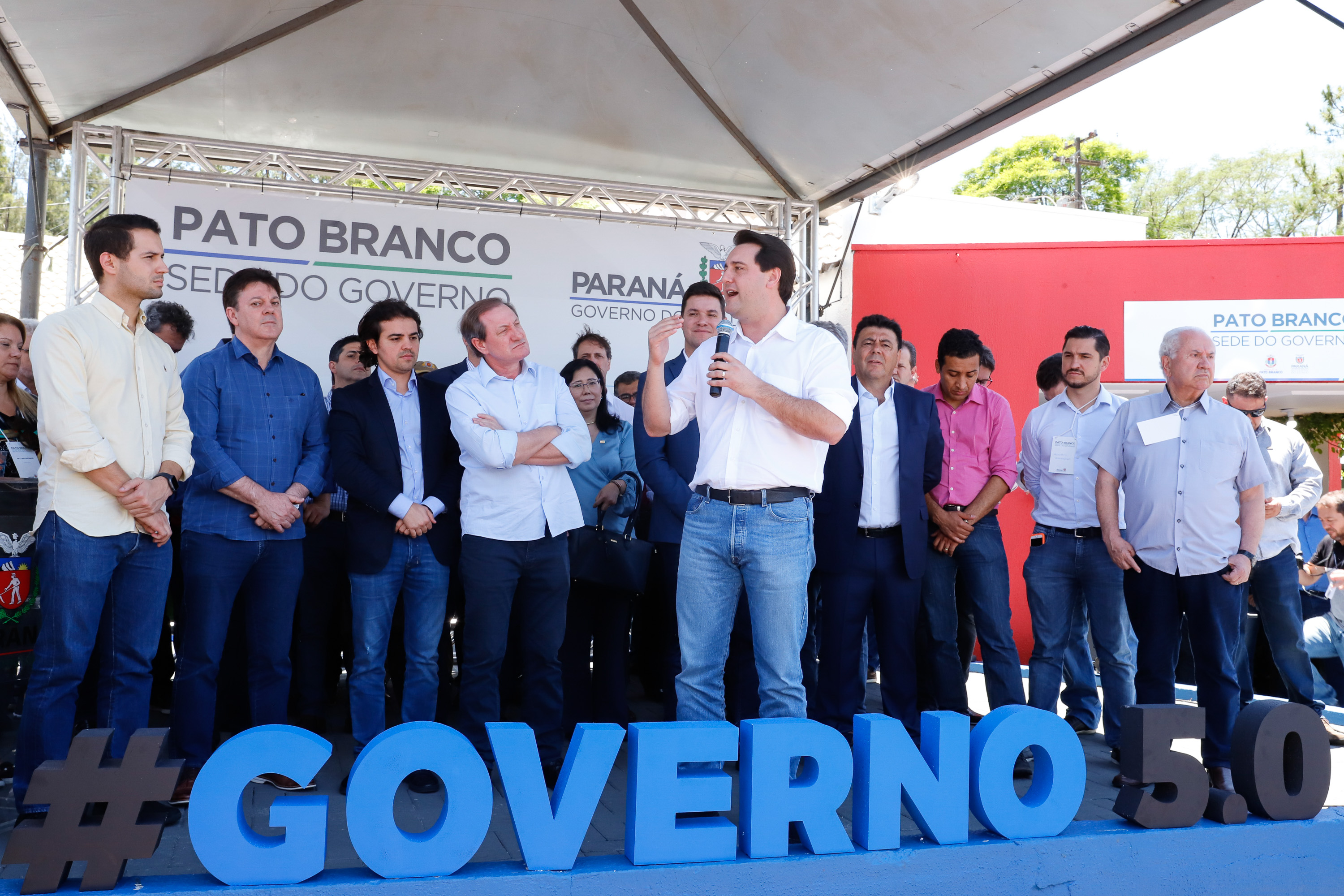 O governador Carlos Massa Ratinho Junior assinou na manhã desta terça-feira (12) a transferência da sede do Governo do Paraná para Pato Branco, polo do Sudoeste do Paraná. A cidade é a capital administrativa do Estado até esta quarta-feira (13). As atividades do Poder Executivo acontecem em paralelo à IV Feira de Ciência, Tecnologia e Inovação – Inventum. O ato aconteceu no espaço Casa do Prefeito, dentro do Parque de Exposições do município.