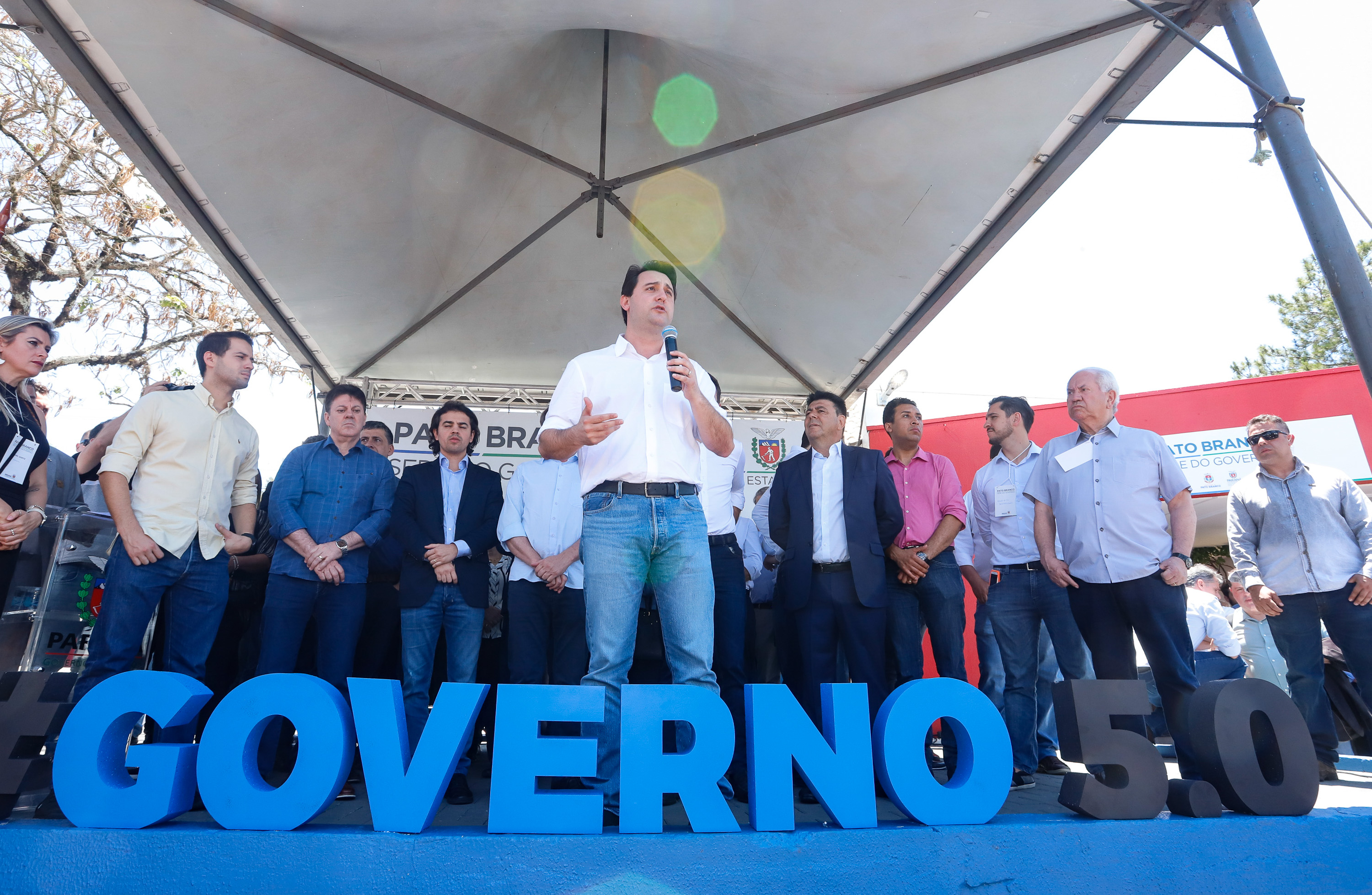 O governador Carlos Massa Ratinho Junior assinou na manhã desta terça-feira (12) a transferência da sede do Governo do Paraná para Pato Branco, polo do Sudoeste do Paraná. A cidade é a capital administrativa do Estado até esta quarta-feira (13). As atividades do Poder Executivo acontecem em paralelo à IV Feira de Ciência, Tecnologia e Inovação – Inventum. O ato aconteceu no espaço Casa do Prefeito, dentro do Parque de Exposições do município.