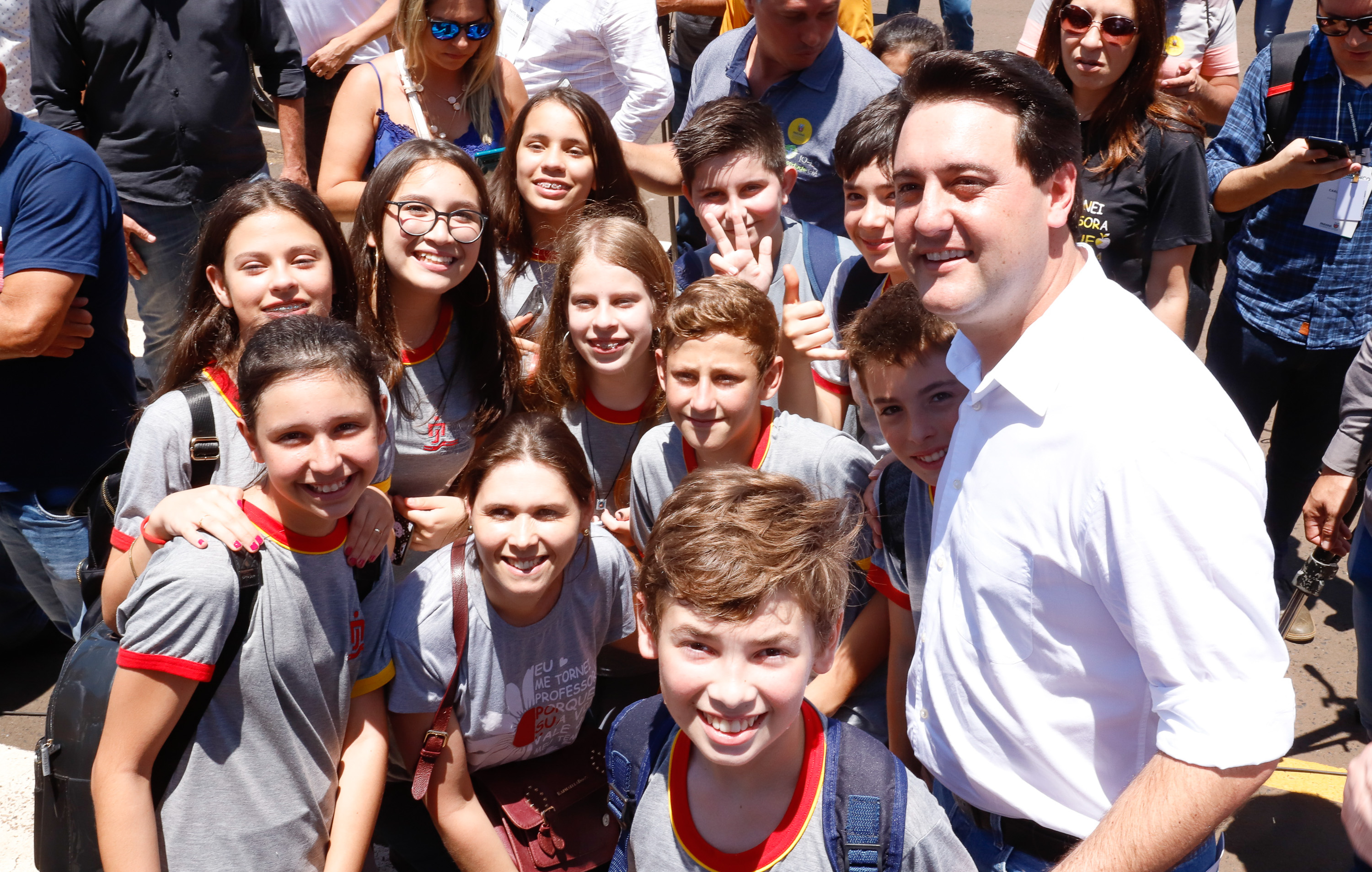 O governador Carlos Massa Ratinho Junior assinou na manhã desta terça-feira (12) a transferência da sede do Governo do Paraná para Pato Branco, polo do Sudoeste do Paraná. A cidade é a capital administrativa do Estado até esta quarta-feira (13). As atividades do Poder Executivo acontecem em paralelo à IV Feira de Ciência, Tecnologia e Inovação – Inventum. O ato aconteceu no espaço Casa do Prefeito, dentro do Parque de Exposições do município.