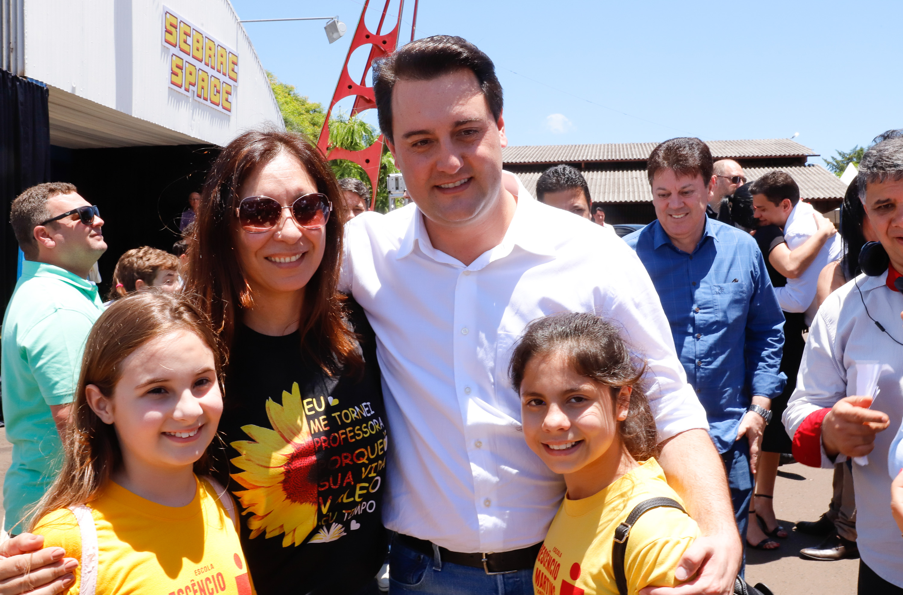 O governador Carlos Massa Ratinho Junior assinou na manhã desta terça-feira (12) a transferência da sede do Governo do Paraná para Pato Branco, polo do Sudoeste do Paraná. A cidade é a capital administrativa do Estado até esta quarta-feira (13). As atividades do Poder Executivo acontecem em paralelo à IV Feira de Ciência, Tecnologia e Inovação – Inventum. O ato aconteceu no espaço Casa do Prefeito, dentro do Parque de Exposições do município.