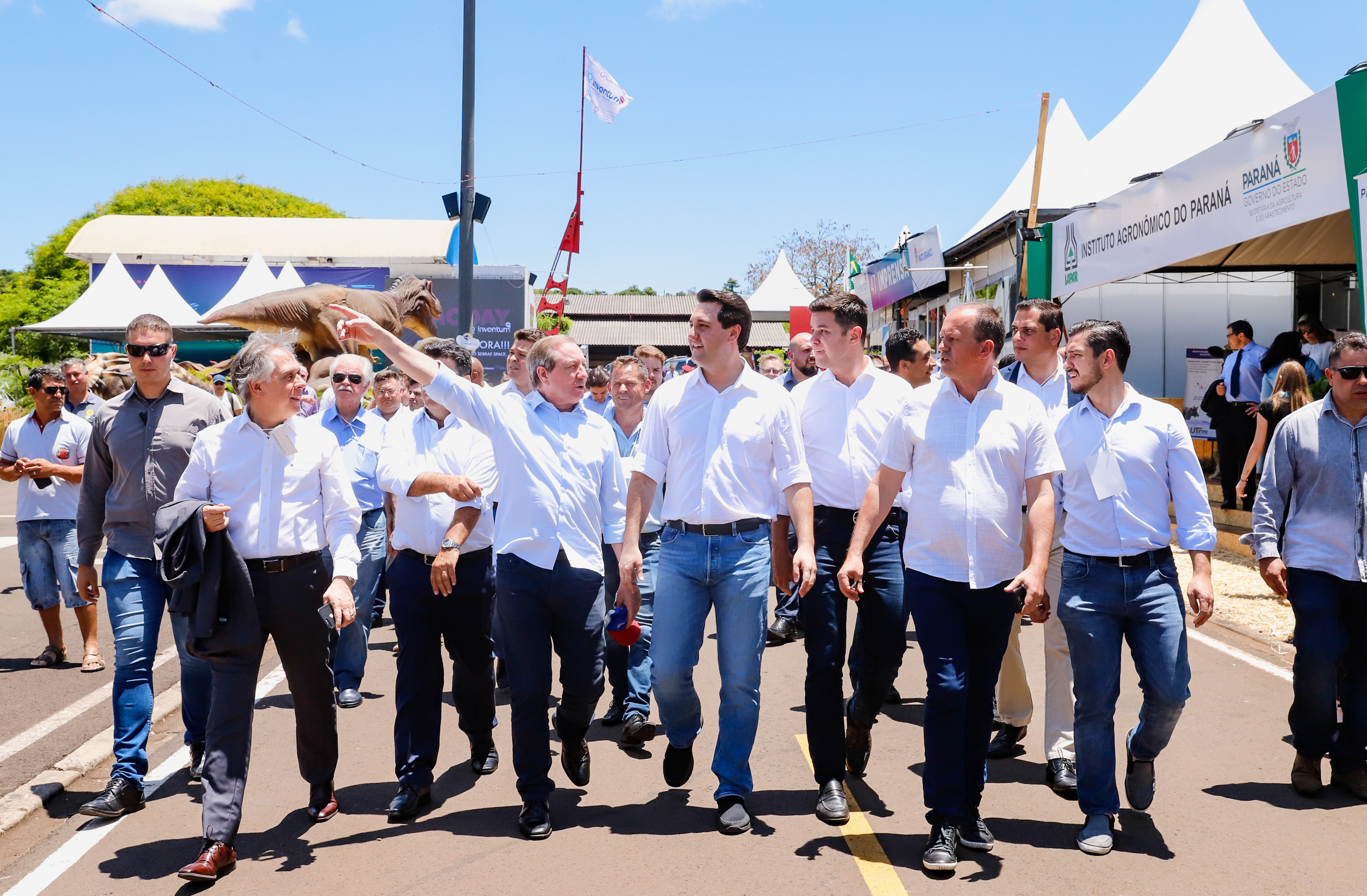 O governador Carlos Massa Ratinho Junior assinou na manhã desta terça-feira (12) a transferência da sede do Governo do Paraná para Pato Branco, polo do Sudoeste do Paraná. A cidade é a capital administrativa do Estado até esta quarta-feira (13). As atividades do Poder Executivo acontecem em paralelo à IV Feira de Ciência, Tecnologia e Inovação – Inventum. O ato aconteceu no espaço Casa do Prefeito, dentro do Parque de Exposições do município.