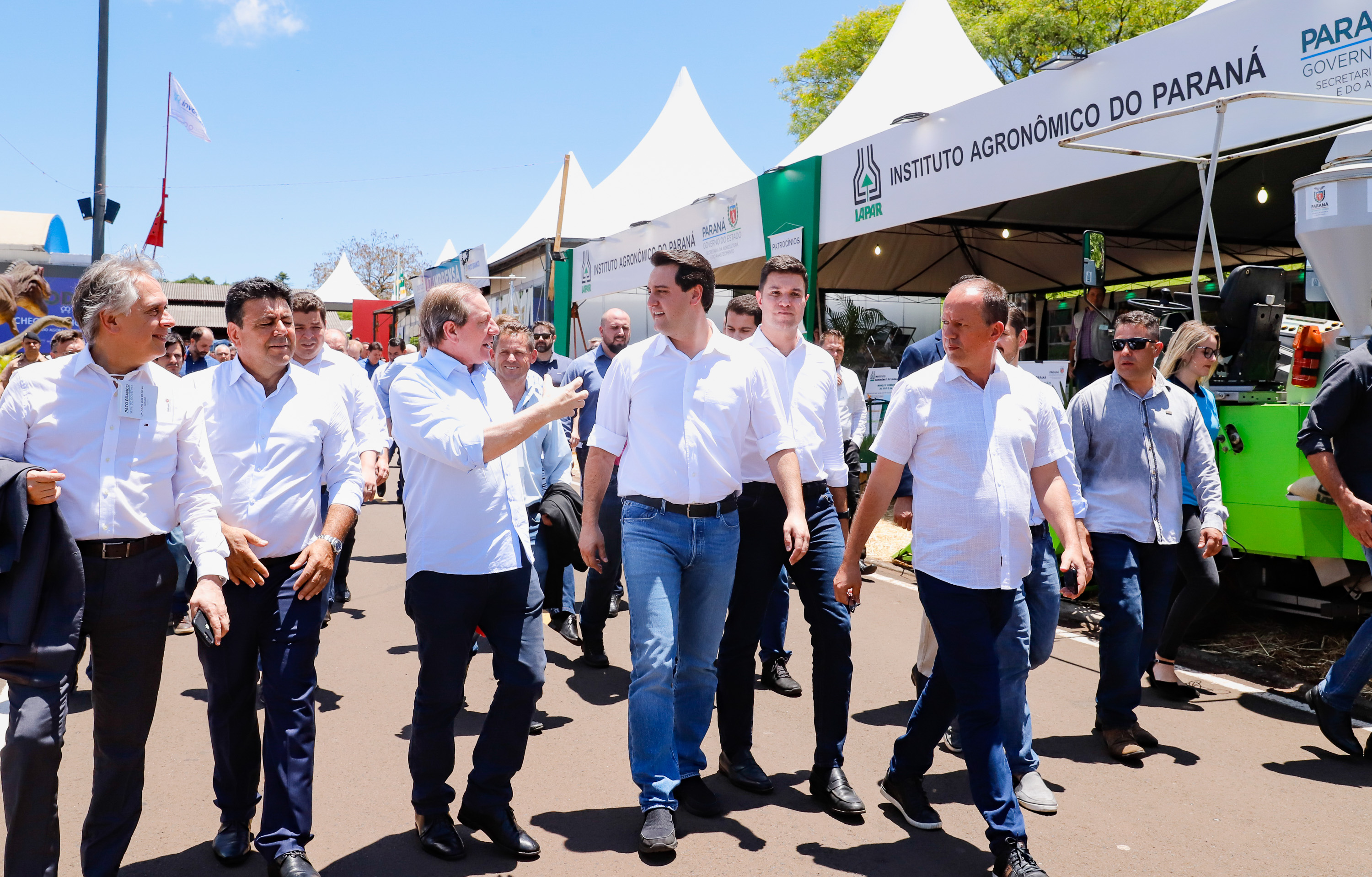 O governador Carlos Massa Ratinho Junior assinou na manhã desta terça-feira (12) a transferência da sede do Governo do Paraná para Pato Branco, polo do Sudoeste do Paraná. A cidade é a capital administrativa do Estado até esta quarta-feira (13). As atividades do Poder Executivo acontecem em paralelo à IV Feira de Ciência, Tecnologia e Inovação – Inventum. O ato aconteceu no espaço Casa do Prefeito, dentro do Parque de Exposições do município.