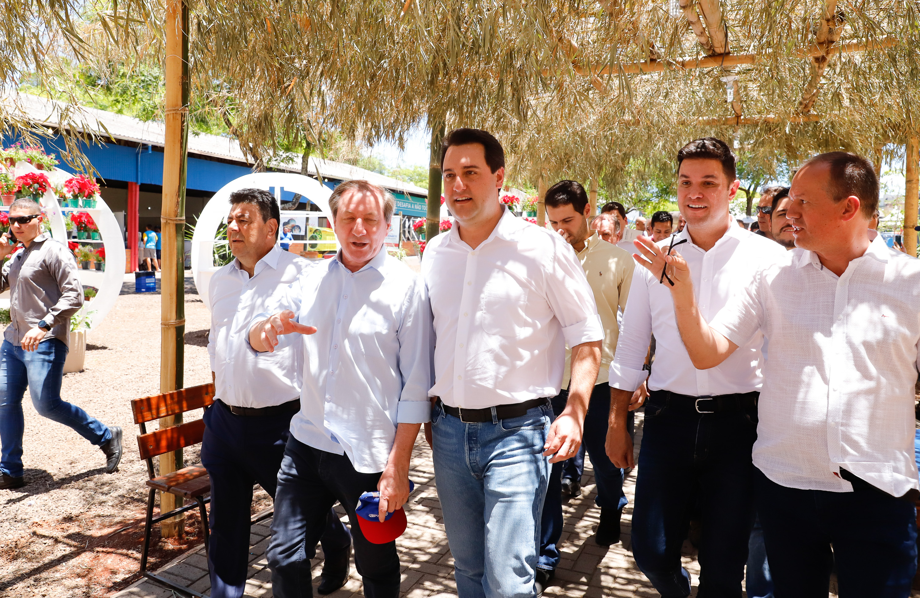 O governador Carlos Massa Ratinho Junior assinou na manhã desta terça-feira (12) a transferência da sede do Governo do Paraná para Pato Branco, polo do Sudoeste do Paraná. A cidade é a capital administrativa do Estado até esta quarta-feira (13). As atividades do Poder Executivo acontecem em paralelo à IV Feira de Ciência, Tecnologia e Inovação – Inventum. O ato aconteceu no espaço Casa do Prefeito, dentro do Parque de Exposições do município.