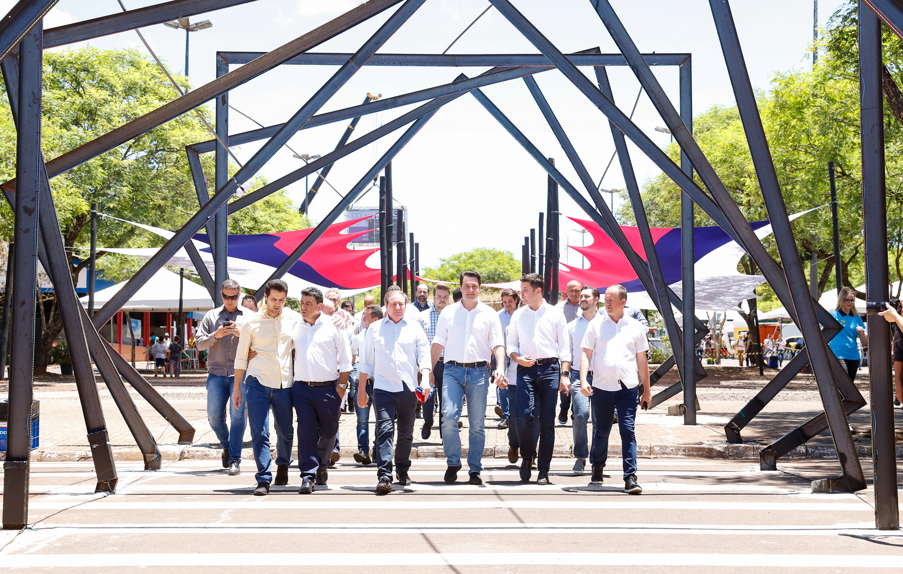 O governador Carlos Massa Ratinho Junior assinou na manhã desta terça-feira (12) a transferência da sede do Governo do Paraná para Pato Branco, polo do Sudoeste do Paraná. A cidade é a capital administrativa do Estado até esta quarta-feira (13). As atividades do Poder Executivo acontecem em paralelo à IV Feira de Ciência, Tecnologia e Inovação – Inventum. O ato aconteceu no espaço Casa do Prefeito, dentro do Parque de Exposições do município.