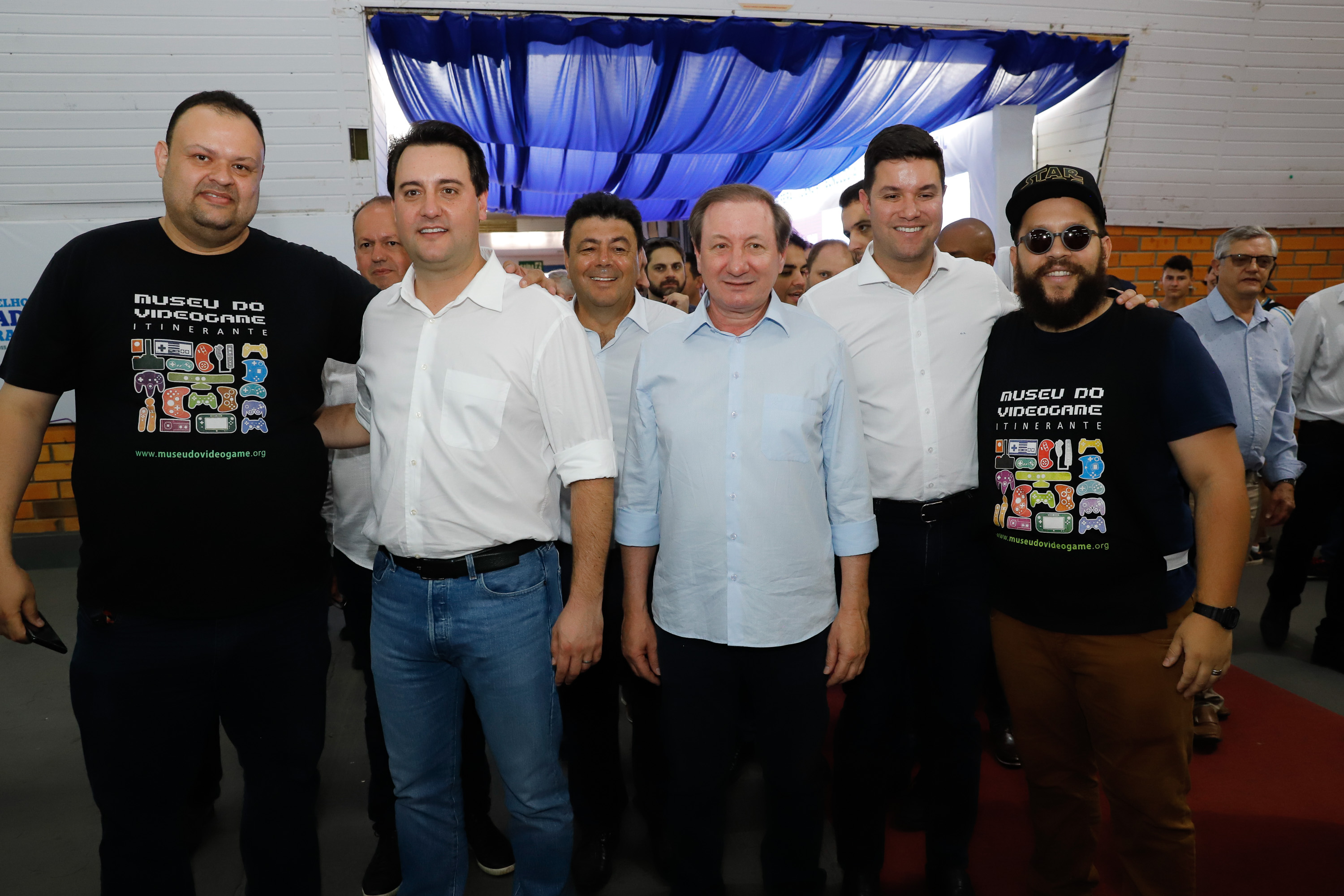 O governador Carlos Massa Ratinho Junior assinou na manhã desta terça-feira (12) a transferência da sede do Governo do Paraná para Pato Branco, polo do Sudoeste do Paraná. A cidade é a capital administrativa do Estado até esta quarta-feira (13). As atividades do Poder Executivo acontecem em paralelo à IV Feira de Ciência, Tecnologia e Inovação – Inventum. O ato aconteceu no espaço Casa do Prefeito, dentro do Parque de Exposições do município.