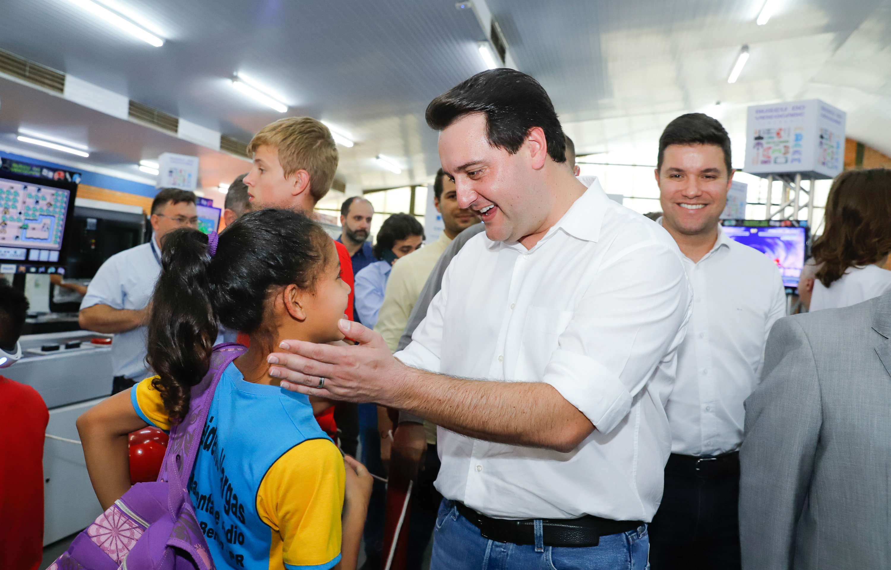 O governador Carlos Massa Ratinho Junior assinou na manhã desta terça-feira (12) a transferência da sede do Governo do Paraná para Pato Branco, polo do Sudoeste do Paraná. A cidade é a capital administrativa do Estado até esta quarta-feira (13). As atividades do Poder Executivo acontecem em paralelo à IV Feira de Ciência, Tecnologia e Inovação – Inventum. O ato aconteceu no espaço Casa do Prefeito, dentro do Parque de Exposições do município.