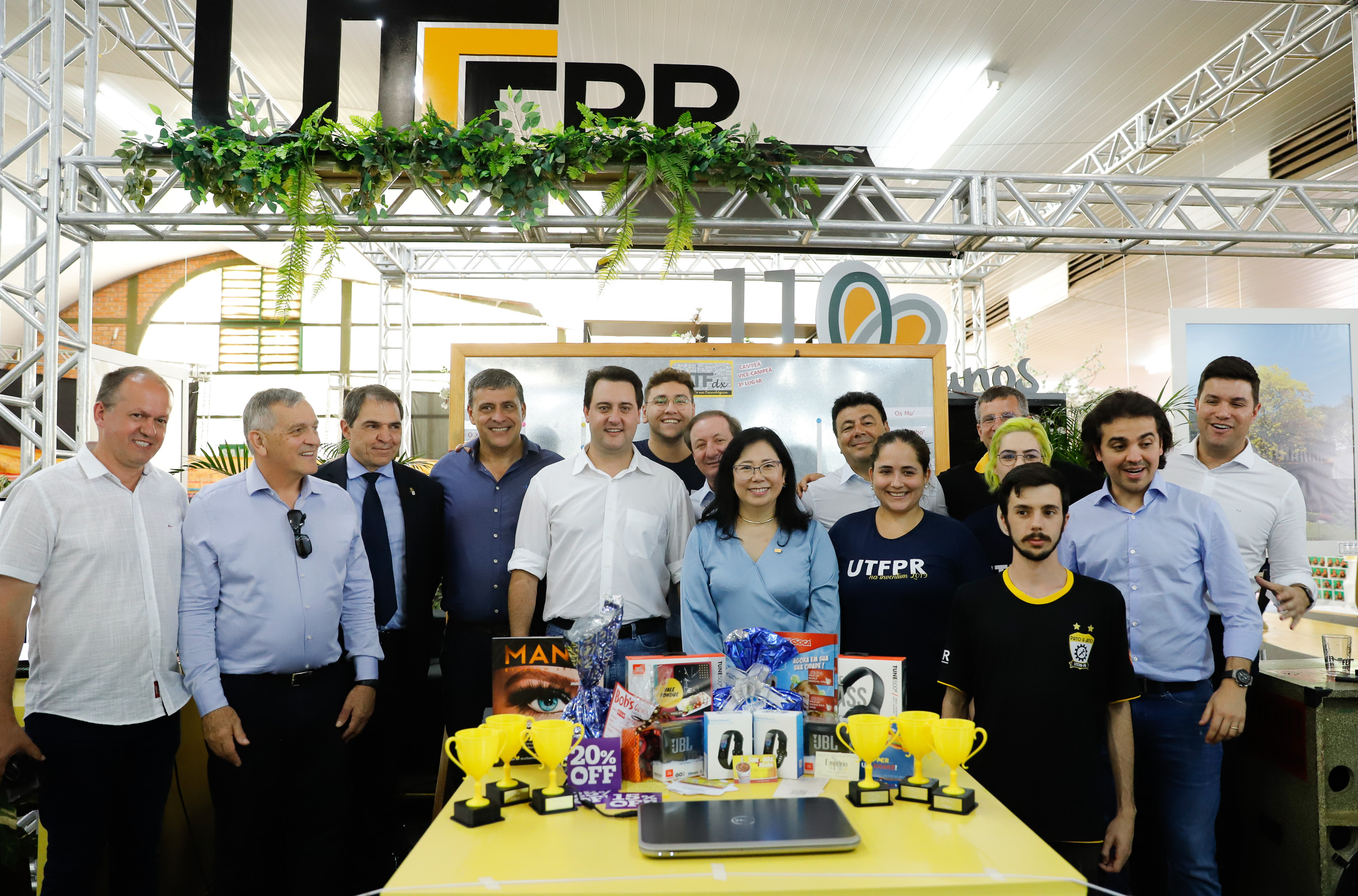 O governador Carlos Massa Ratinho Junior assinou na manhã desta terça-feira (12) a transferência da sede do Governo do Paraná para Pato Branco, polo do Sudoeste do Paraná. A cidade é a capital administrativa do Estado até esta quarta-feira (13). As atividades do Poder Executivo acontecem em paralelo à IV Feira de Ciência, Tecnologia e Inovação – Inventum. O ato aconteceu no espaço Casa do Prefeito, dentro do Parque de Exposições do município.