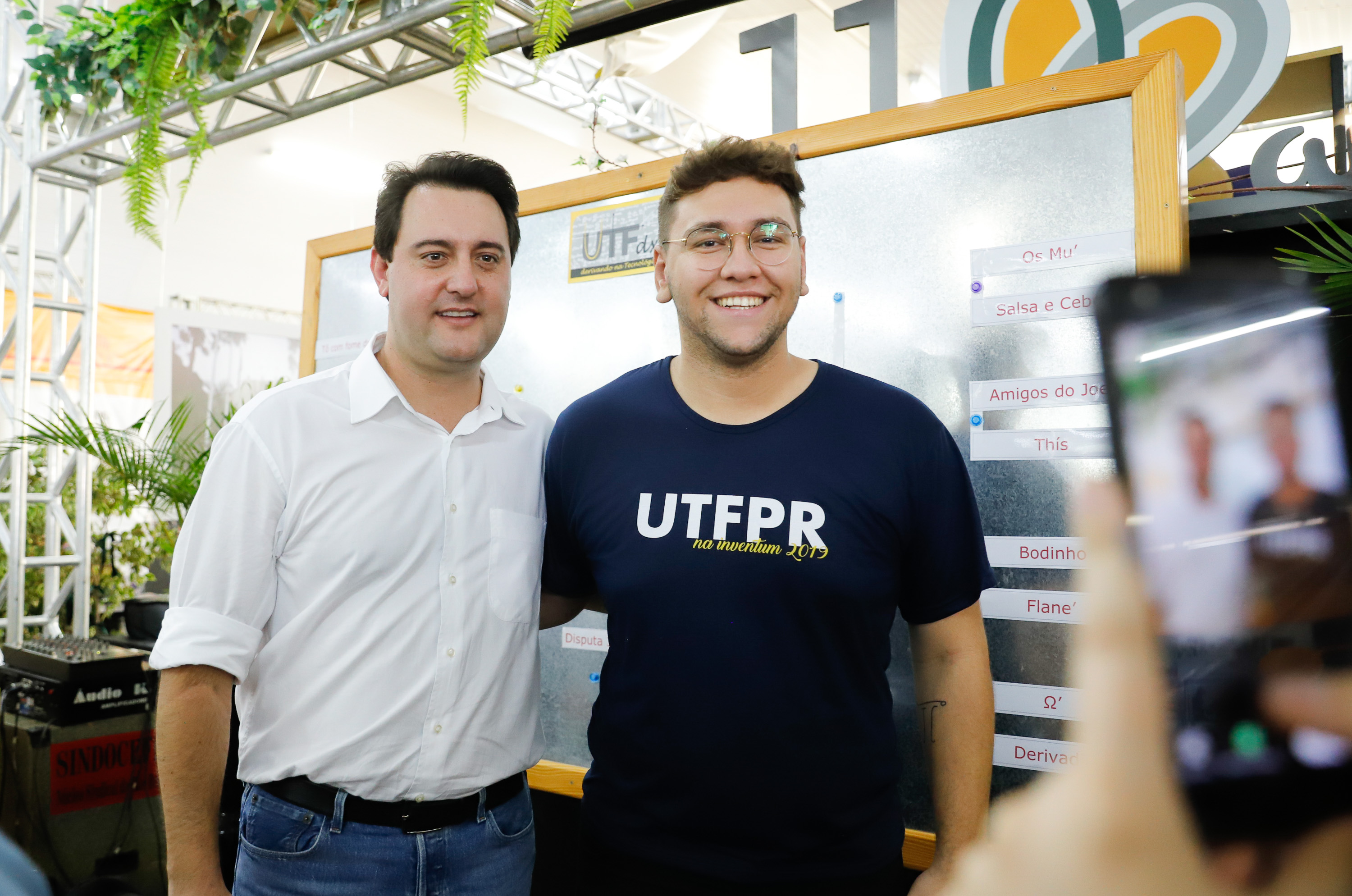 O governador Carlos Massa Ratinho Junior assinou na manhã desta terça-feira (12) a transferência da sede do Governo do Paraná para Pato Branco, polo do Sudoeste do Paraná. A cidade é a capital administrativa do Estado até esta quarta-feira (13). As atividades do Poder Executivo acontecem em paralelo à IV Feira de Ciência, Tecnologia e Inovação – Inventum. O ato aconteceu no espaço Casa do Prefeito, dentro do Parque de Exposições do município.