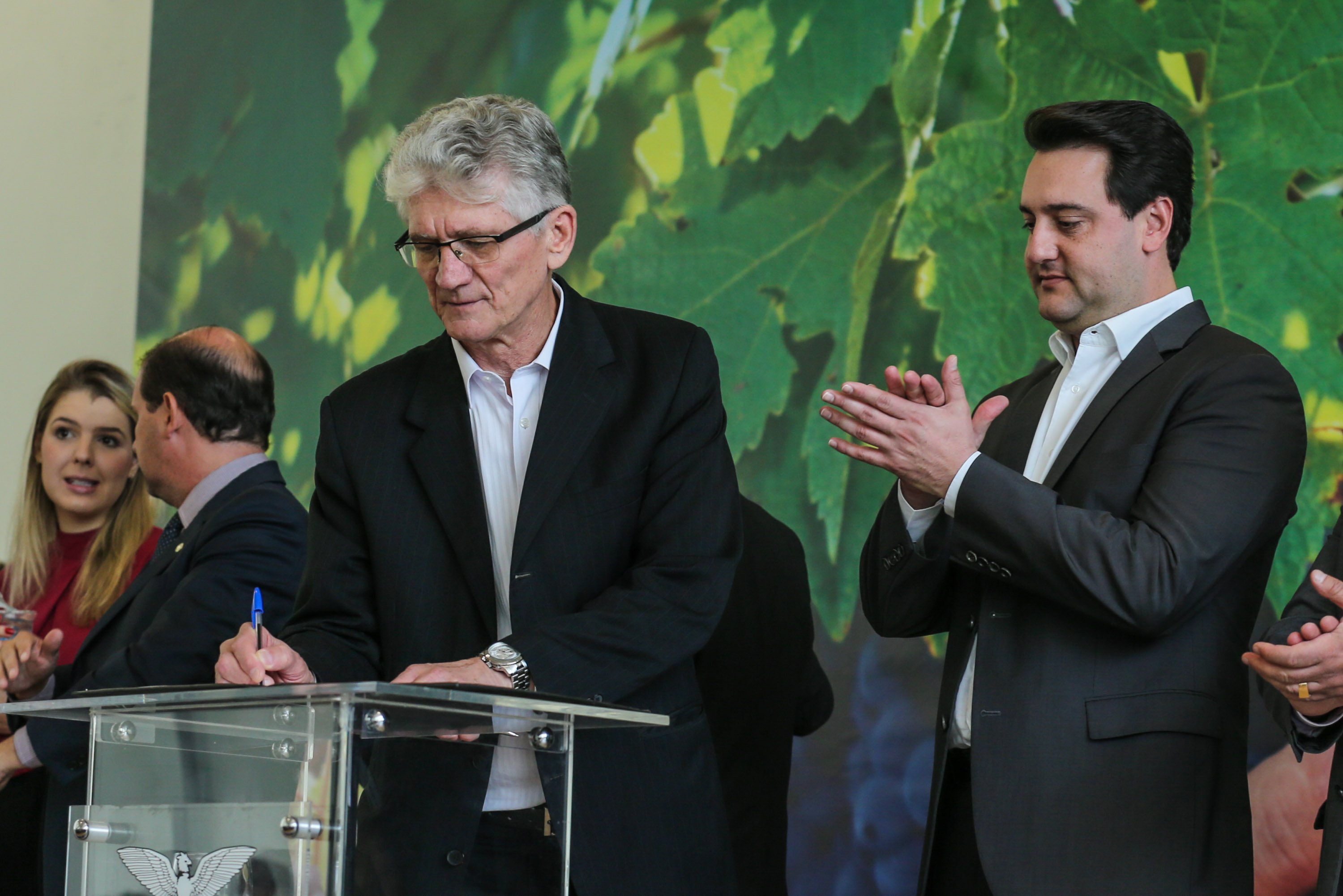 O Governador Carlos Massa Ratinho Júnior e o secretário estadual da Agricultura e Abastecimento, Norberto Ortigara, lançam nesta terça-feira (26), o programa de Desenvolvimento e Revitalização da Viticultura e da Agroindústria Vitícola no Paraná, o Revitis. Curitiba, 26/11/2019 - Foto: Geraldo Bubniak/AEN