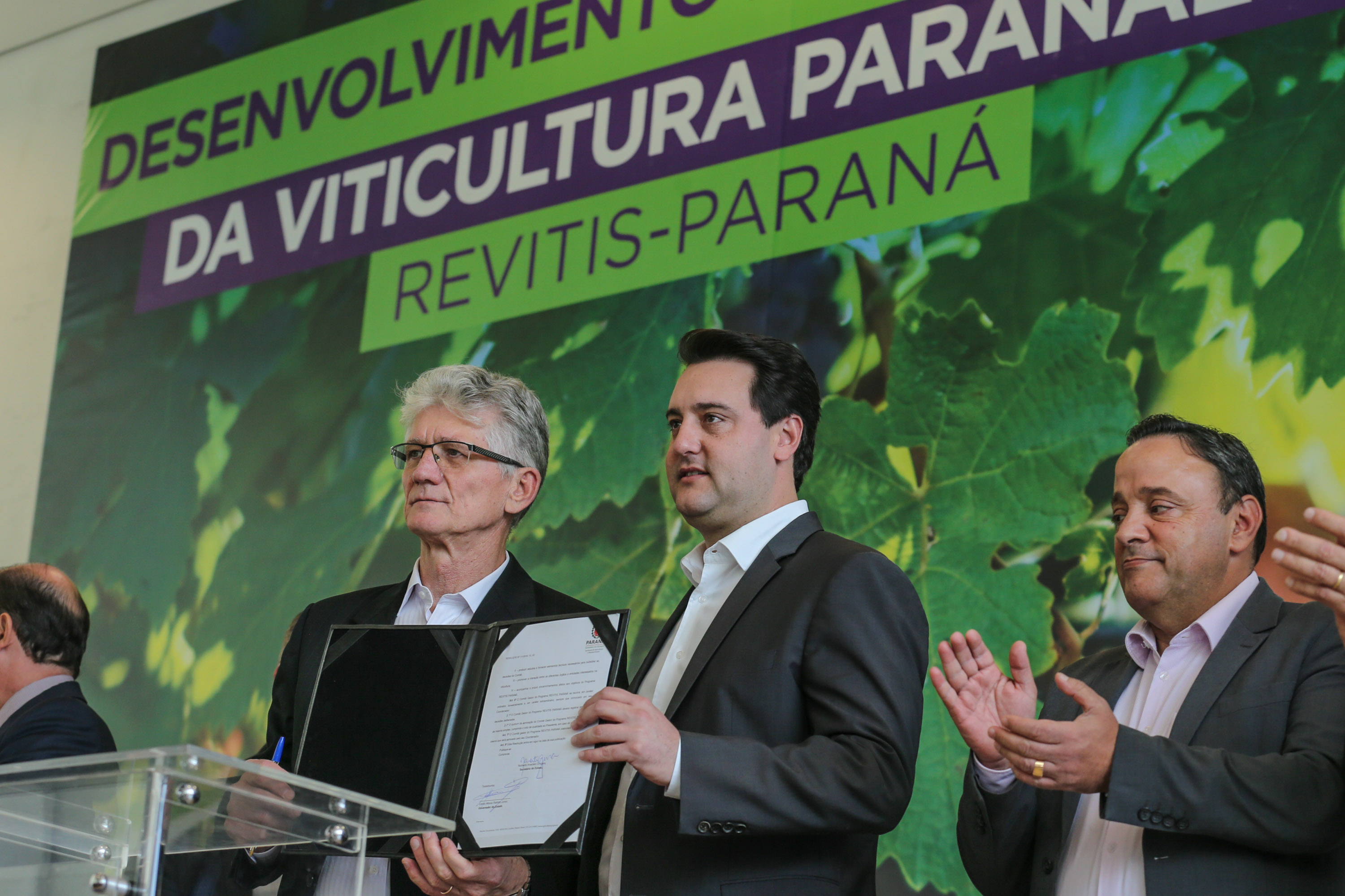 O Governador Carlos Massa Ratinho Júnior e o secretário estadual da Agricultura e Abastecimento, Norberto Ortigara, lançam nesta terça-feira (26), o programa de Desenvolvimento e Revitalização da Viticultura e da Agroindústria Vitícola no Paraná, o Revitis. Curitiba, 26/11/2019 - Foto: Geraldo Bubniak/AEN