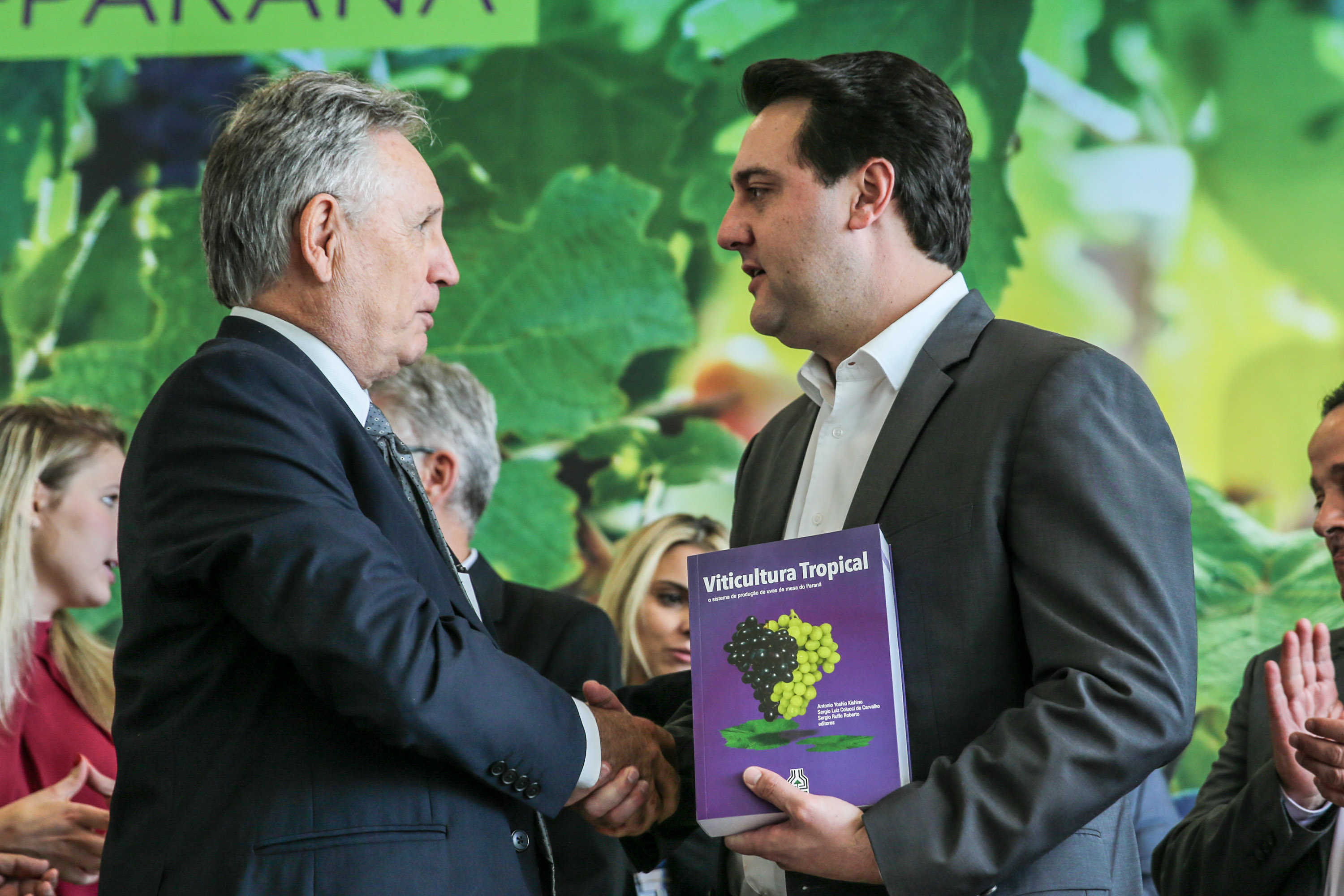 O Governador Carlos Massa Ratinho Júnior e o secretário estadual da Agricultura e Abastecimento, Norberto Ortigara, lançam nesta terça-feira (26), o programa de Desenvolvimento e Revitalização da Viticultura e da Agroindústria Vitícola no Paraná, o Revitis. Curitiba, 26/11/2019 - Foto: Geraldo Bubniak/AEN